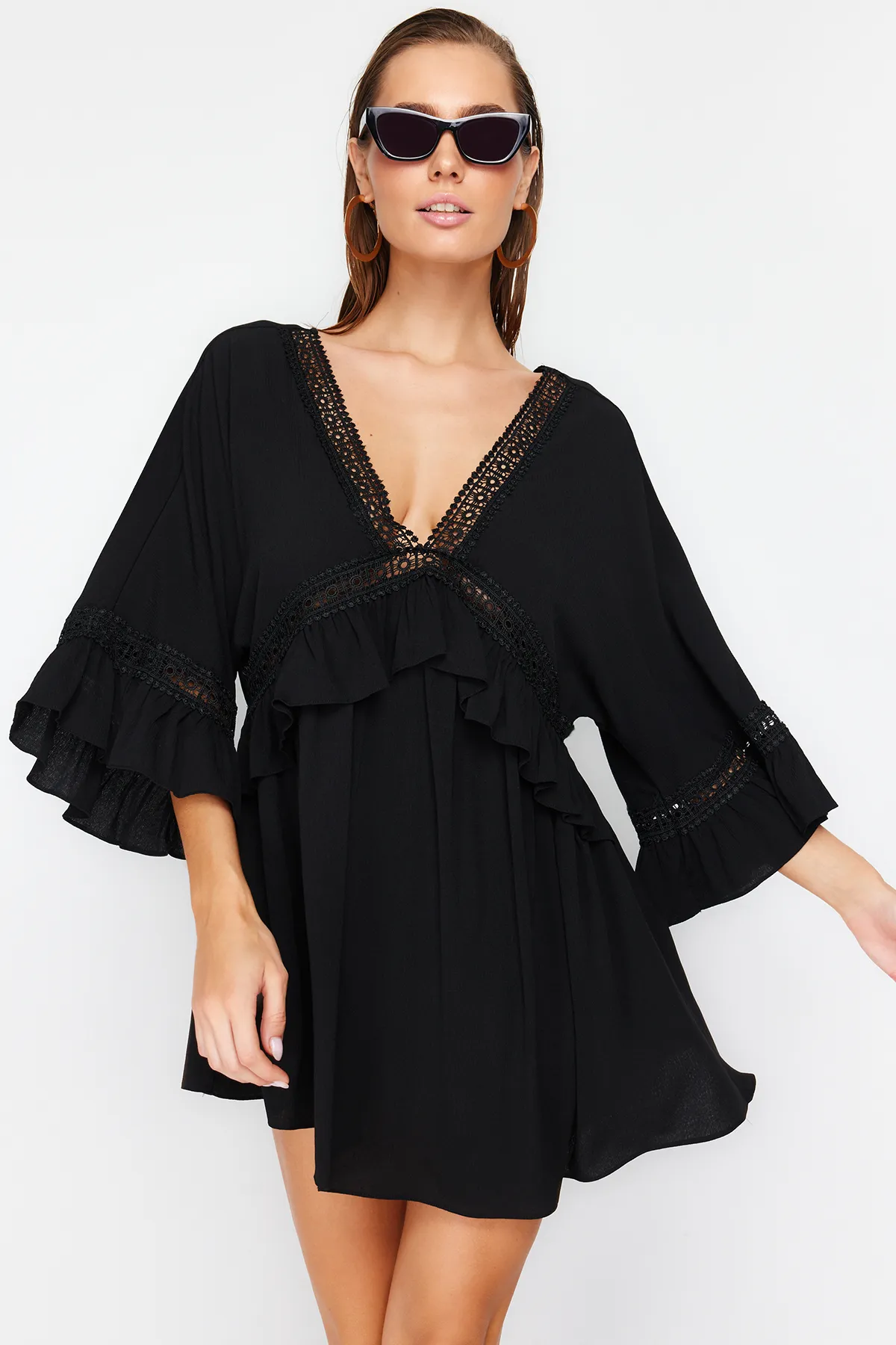 Trendyol Collection  Schwarzes Mini-Strandkleid mit gewebtem Band-Accessoire TBESS21EL2759