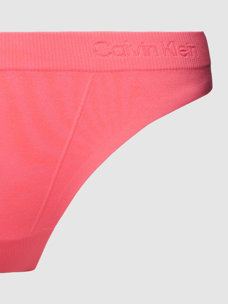 String mit Label-Detail in pink