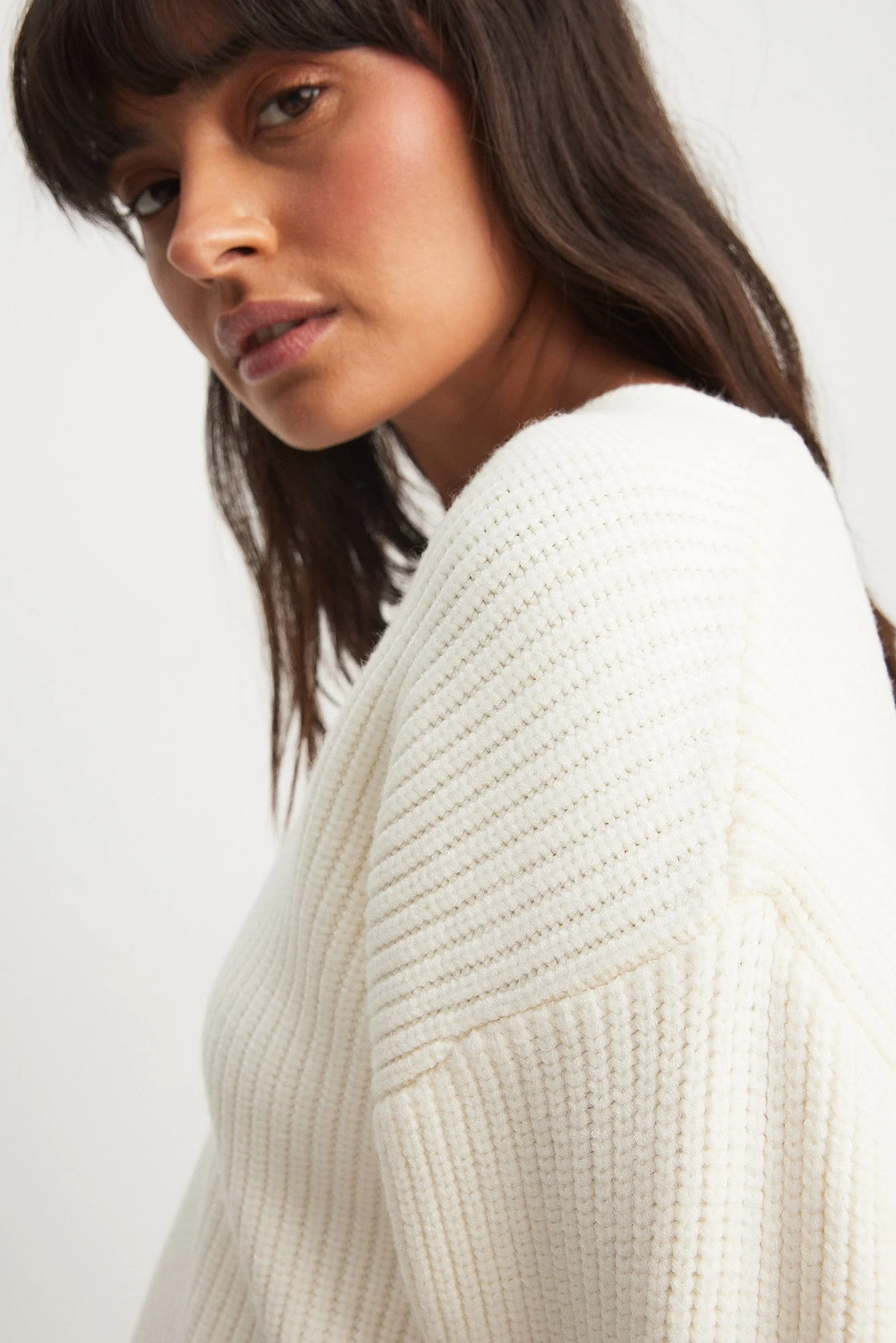 Rippstrickpullover mit tiefem V-Ausschnitt
