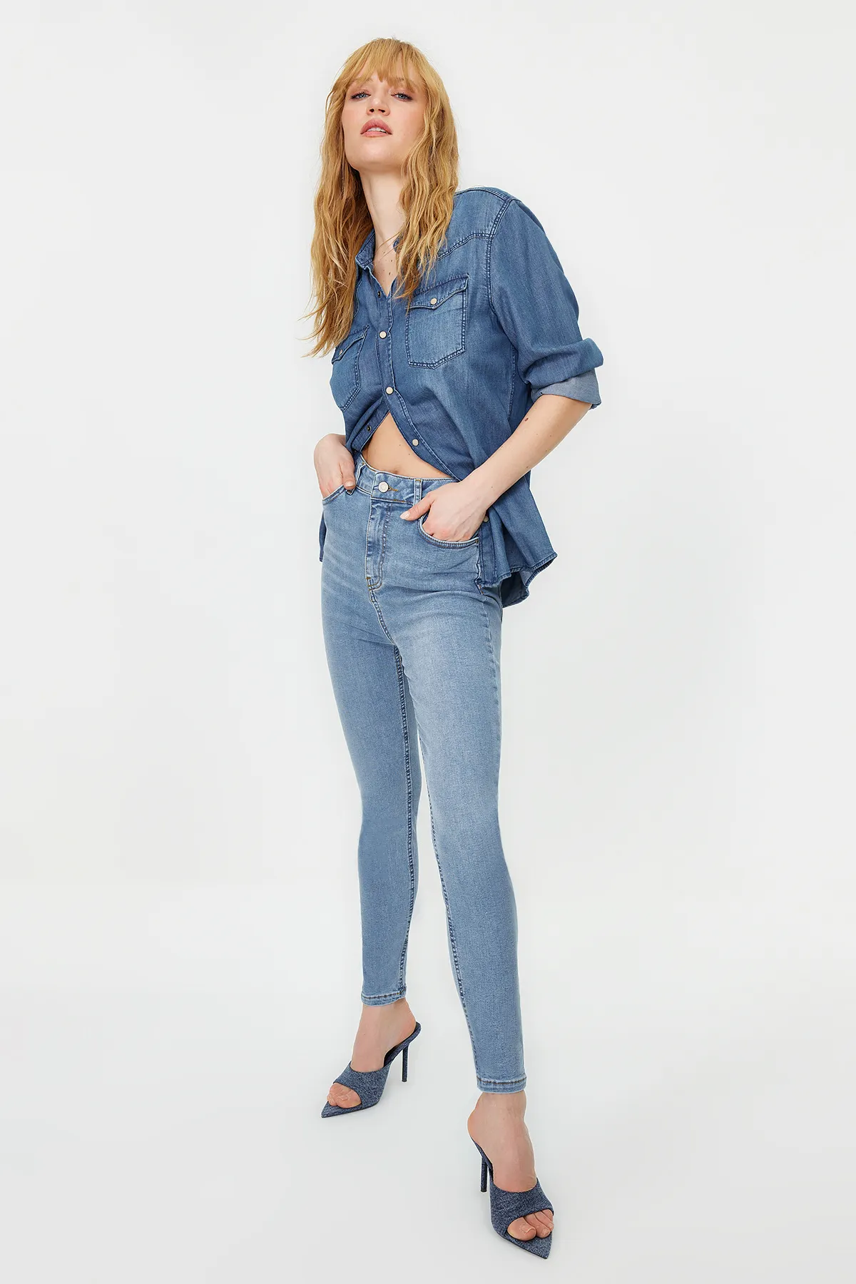 Trendyol Collection  Hellblaue Push-up-Röhrenjeans mit hoher Taille TWOSS24JE00065