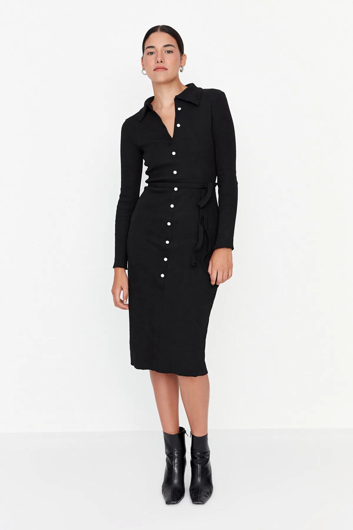 Trendyol Collection  Schwarzes, langärmeliges, geripptes, dehnbares Midi-Strickkleid mit Polokragen und Knöpfen TWOAW23EL00115