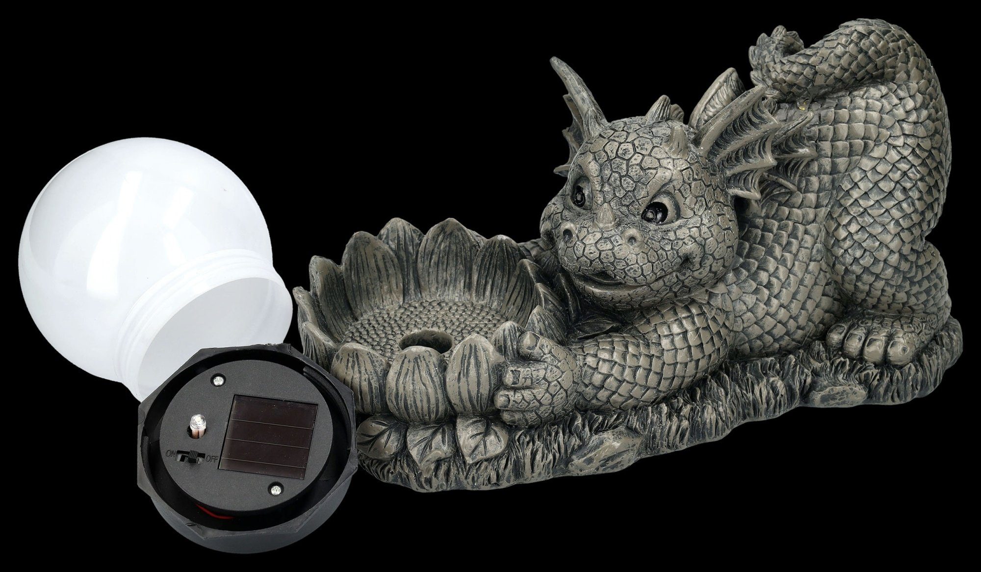 Figuren Shop GmbH Gartenfigur Garten Figur - Drache spielt mir Solarlampe - Gartenfigur Fantasy Dekofigur