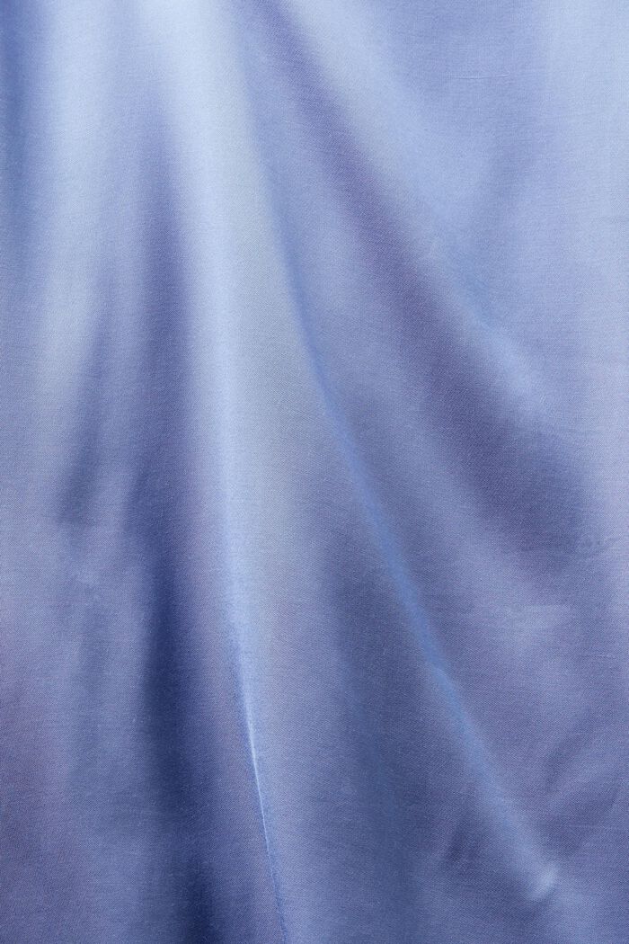 Gesmokte Satinbluse mit V-Ausschnitt
