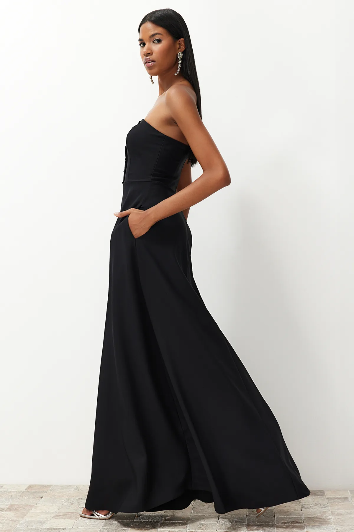 Trendyol Collection  Schwarzes, geknöpftes, langes Abendkleid aus Webstoff TPRSS24AE00095