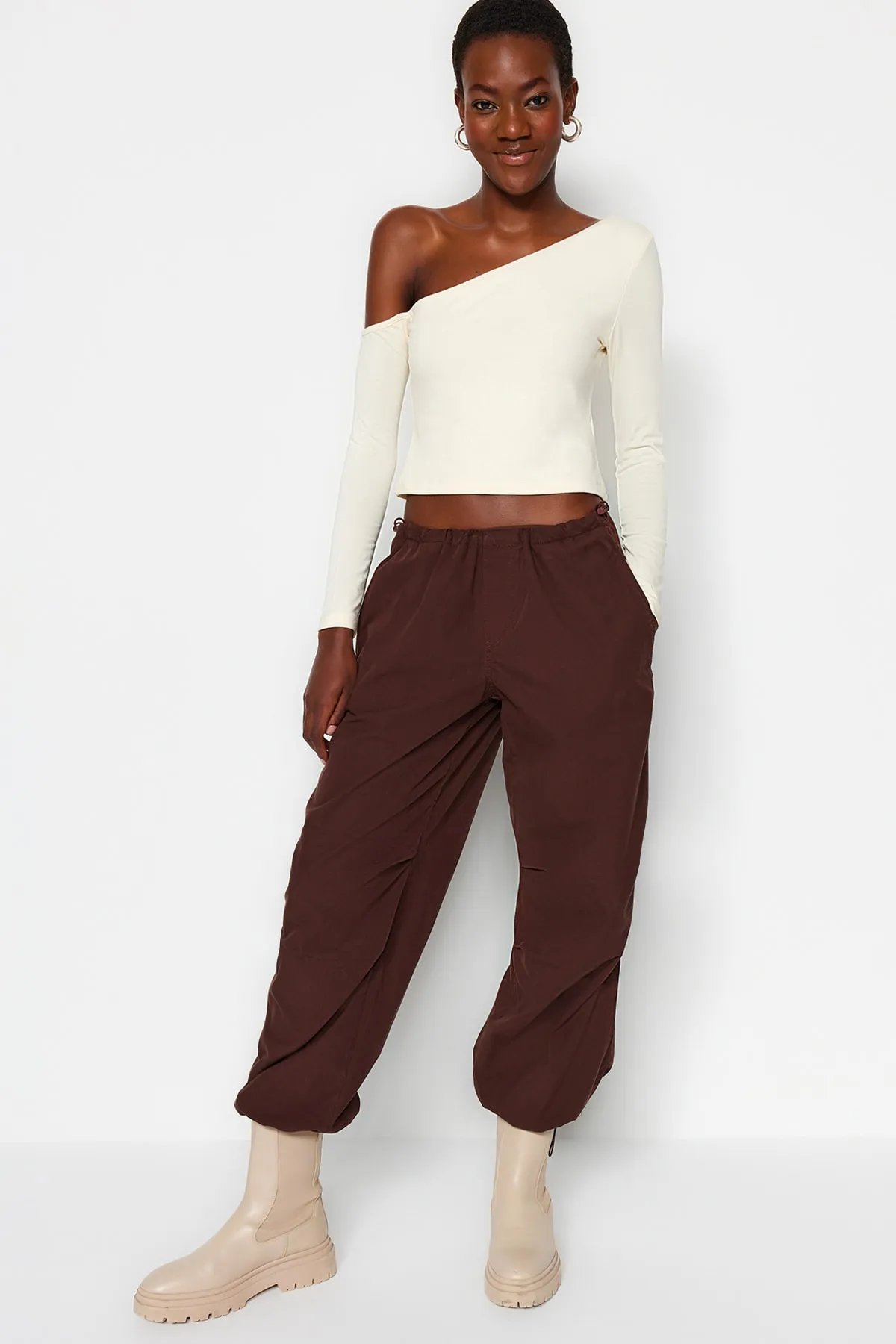 Trendyol Collection  Eng anliegende, kurz geschnittene Strickbluse aus Baumwollstretch mit One-Shoulder-Träger in Stone TWOAW24BZ00099