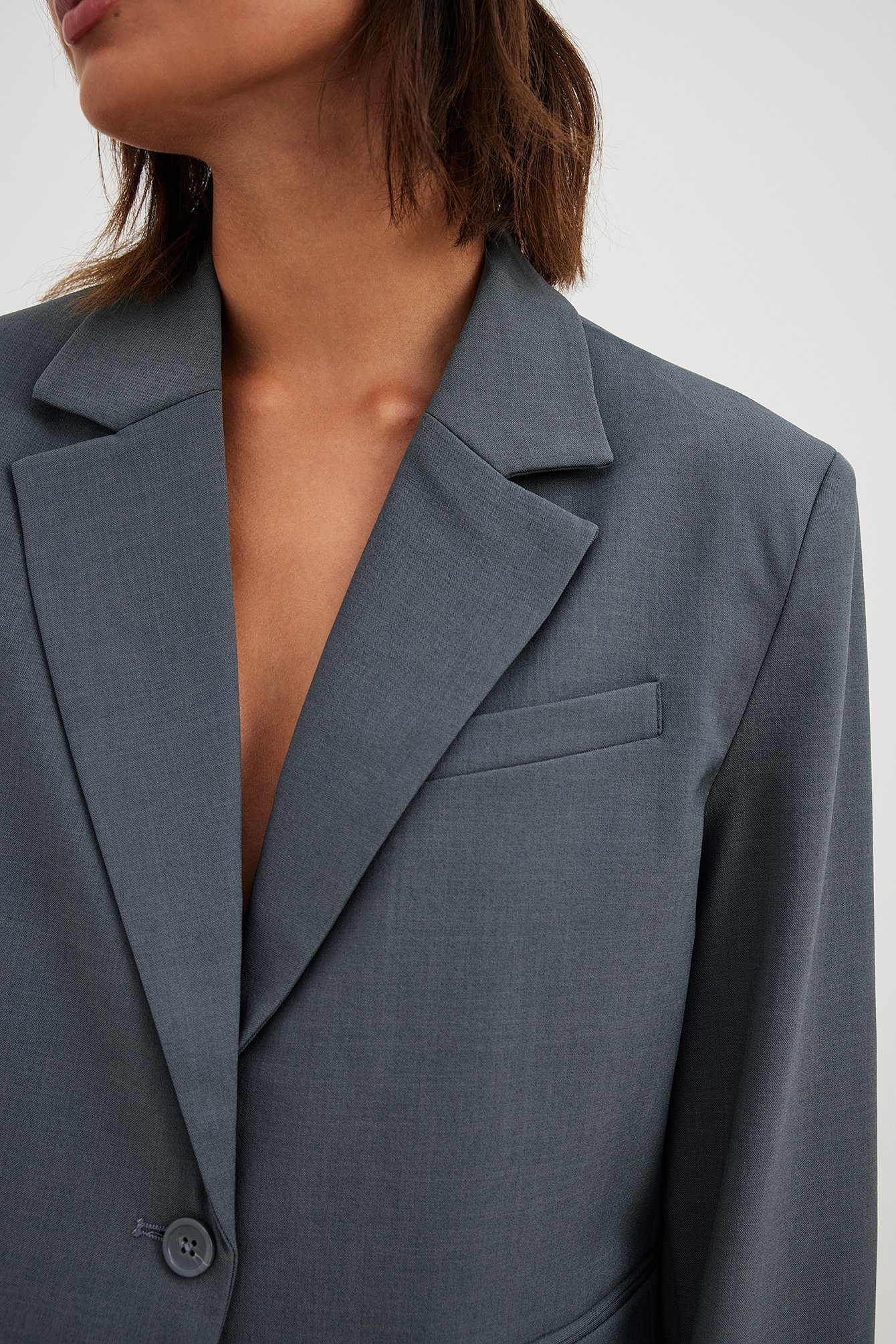 Kurzer taillierter Blazer mit geradem Schnitt