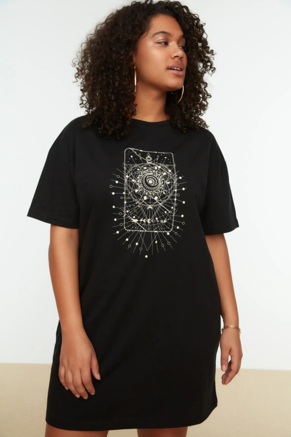 Trendyol Curve  Schwarzes bedrucktes gestricktes T-Shirt-Kleid TBBSS22EL2269