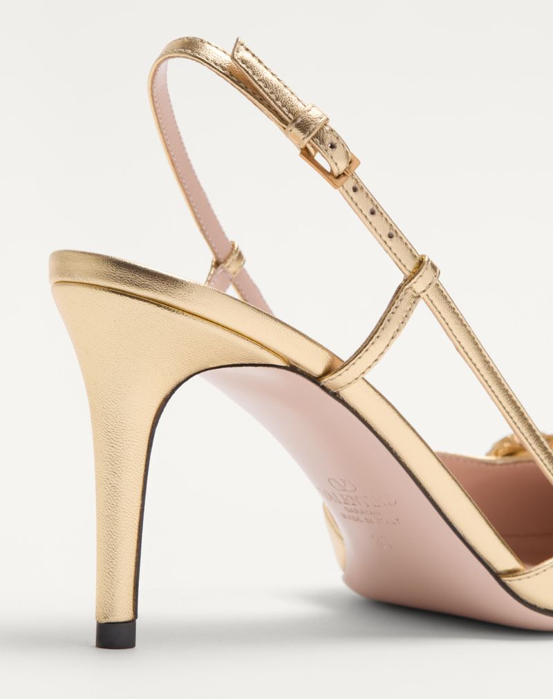 Bomba Slingback VLogo Signature em napa laminada de 80 mm