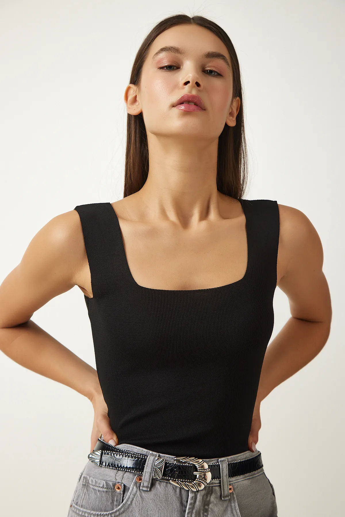 Happiness İstanbul  Schwarze Crop-Bluse aus Strick mit quadratischem Kragen für Damen US00358