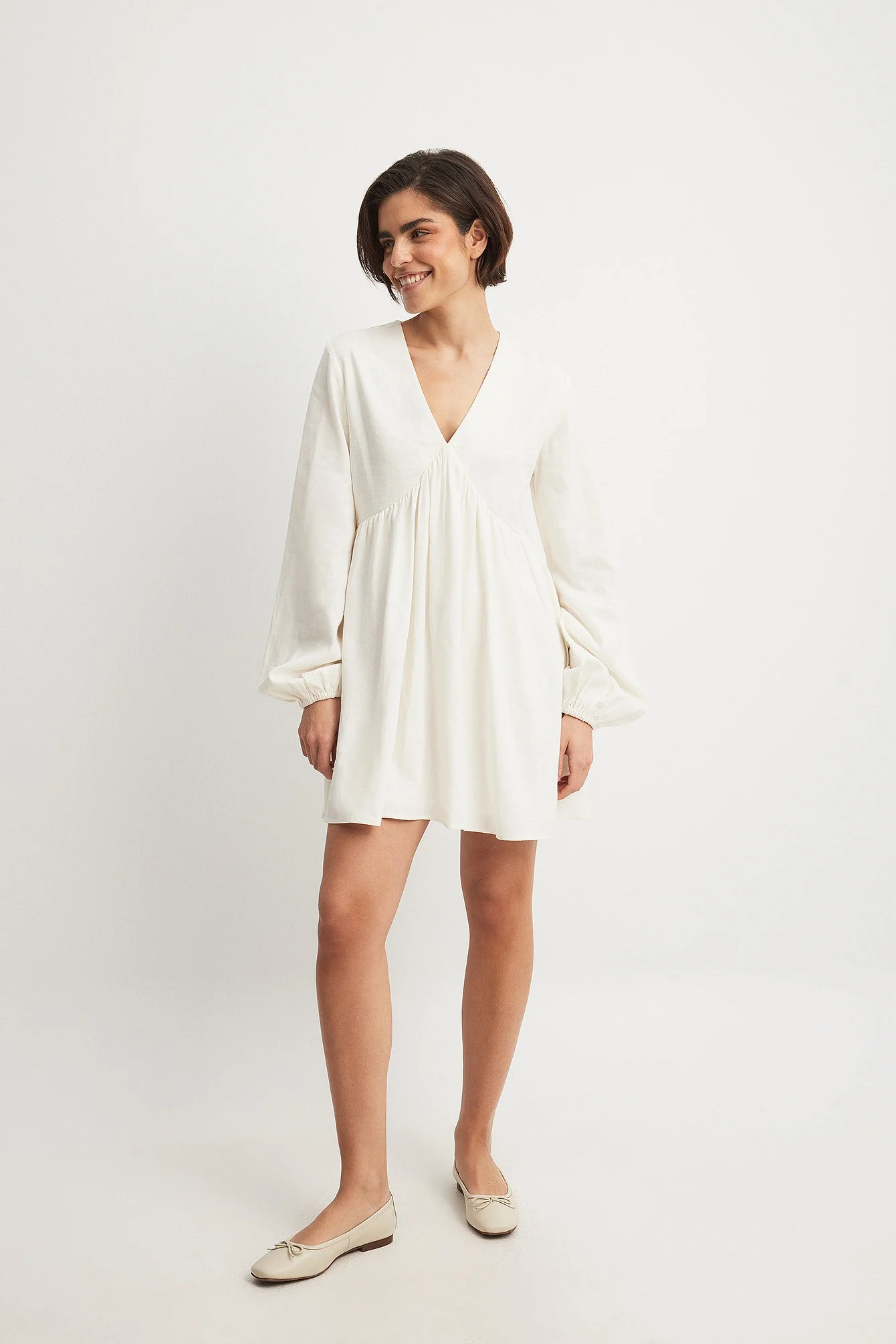 Luftiges langärmeliges Minikleid aus Leinen-Mix