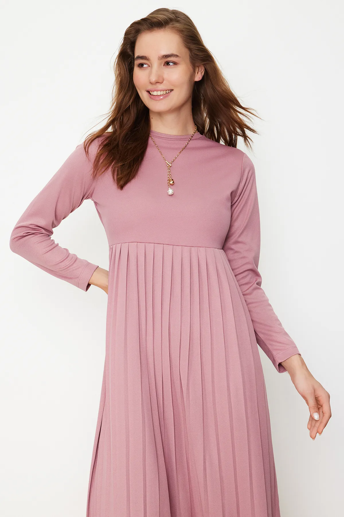 Trendyol Modest  Plissiertes Scuba-Strickkleid mit staubigem Rosenrock TCTAW24EL00000