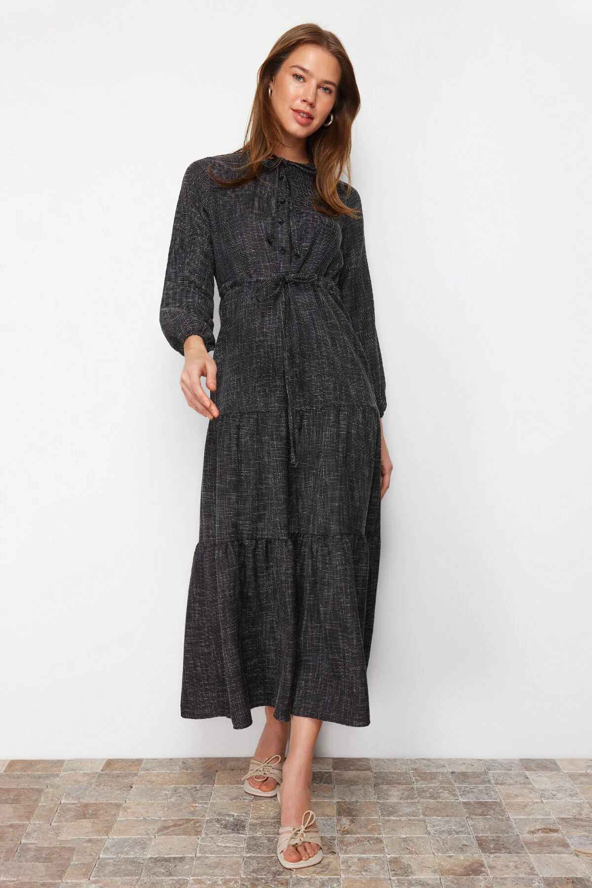 Trendyol Modest  Schwarzes, gewebtes Kleid mit Schnürrock TCTAW22EB0136