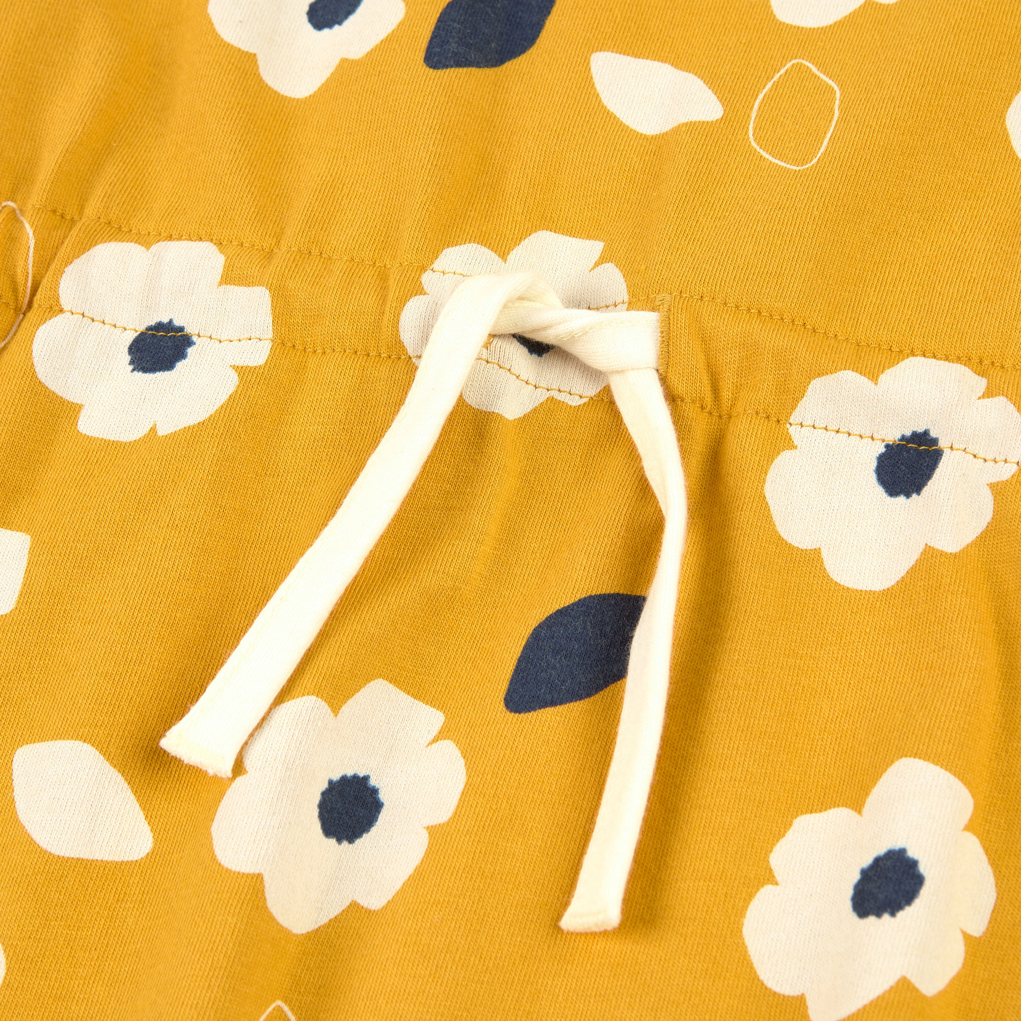 Gelbes Kinderkleid mit Blümchen bedruckt