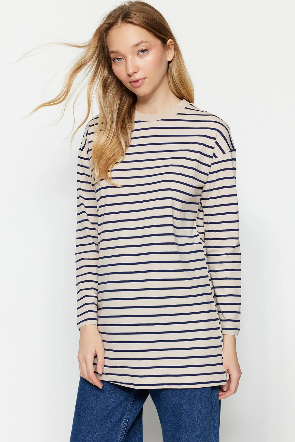 Trendyol Modest  Nerzfarbene gestreifte Stricktunika TCTAW22UK0240