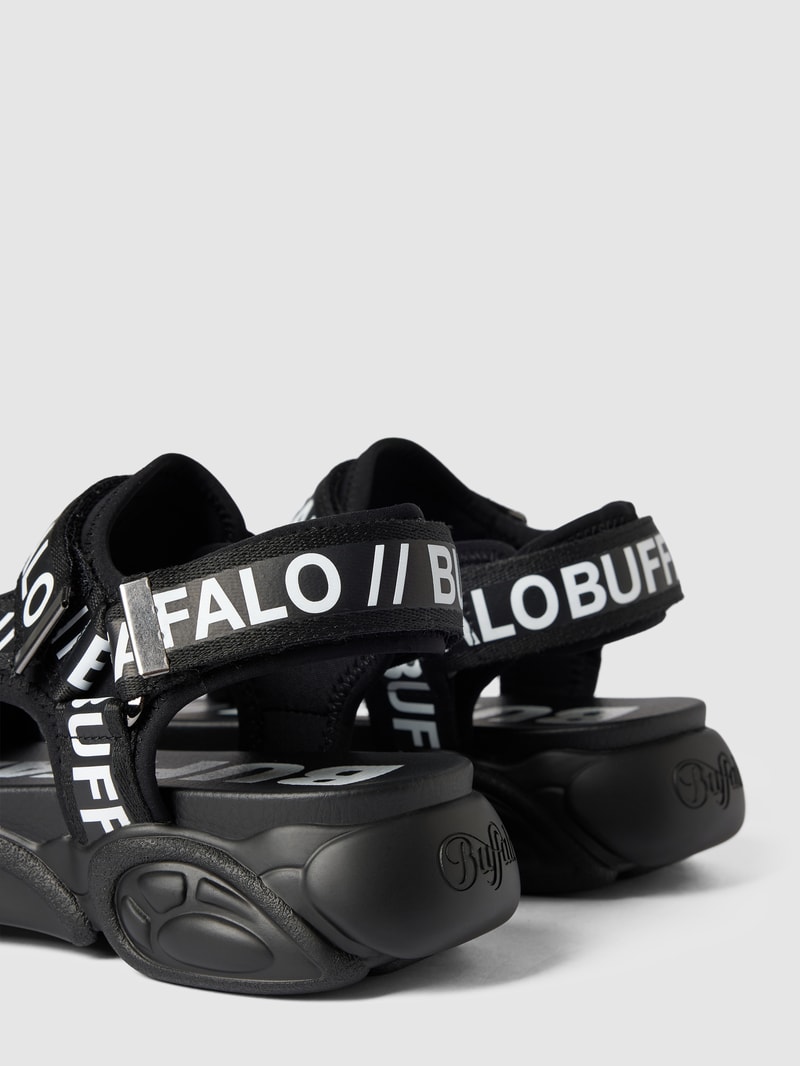 Sandalen mit Plateausohle in schwarz
