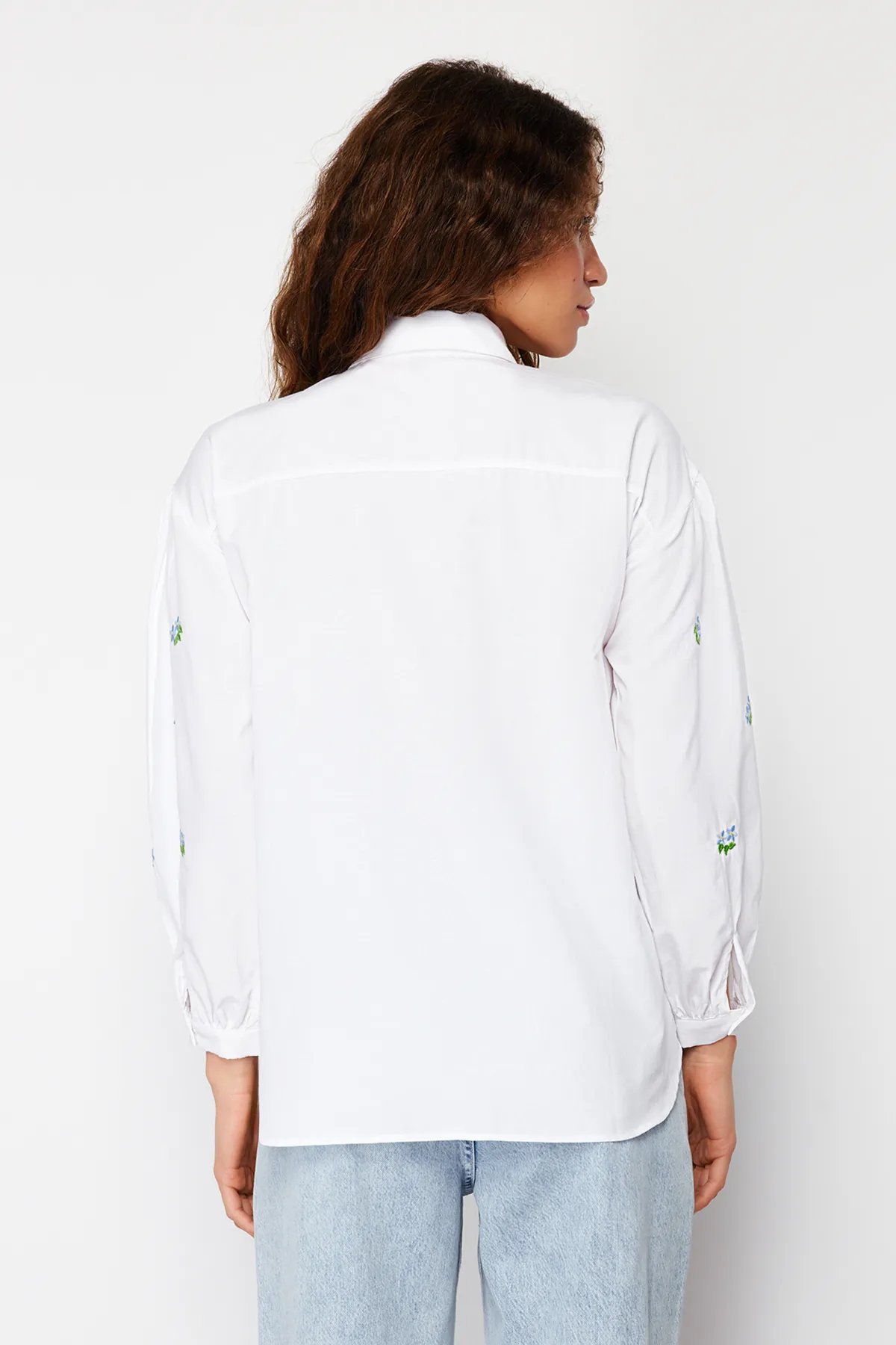 Trendyol Collection  Baumwollhemd in Ecru, Stickereidetail, Regular Fit, TWOAW23GO00081