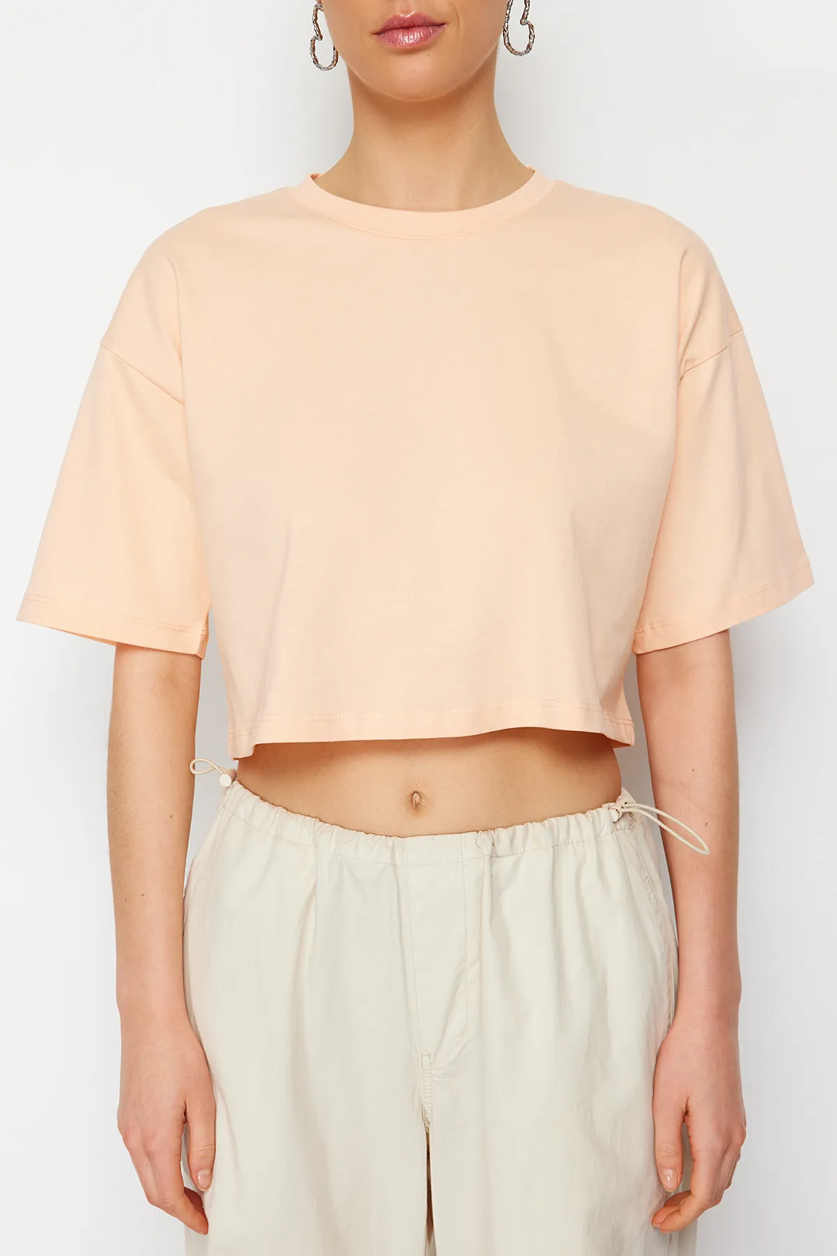 Trendyol Collection  Hochwertiges, pfirsichfarbenes Basic-T-Shirt aus 100 % Baumwolle mit Kurzstrick TWOSS23TS00038