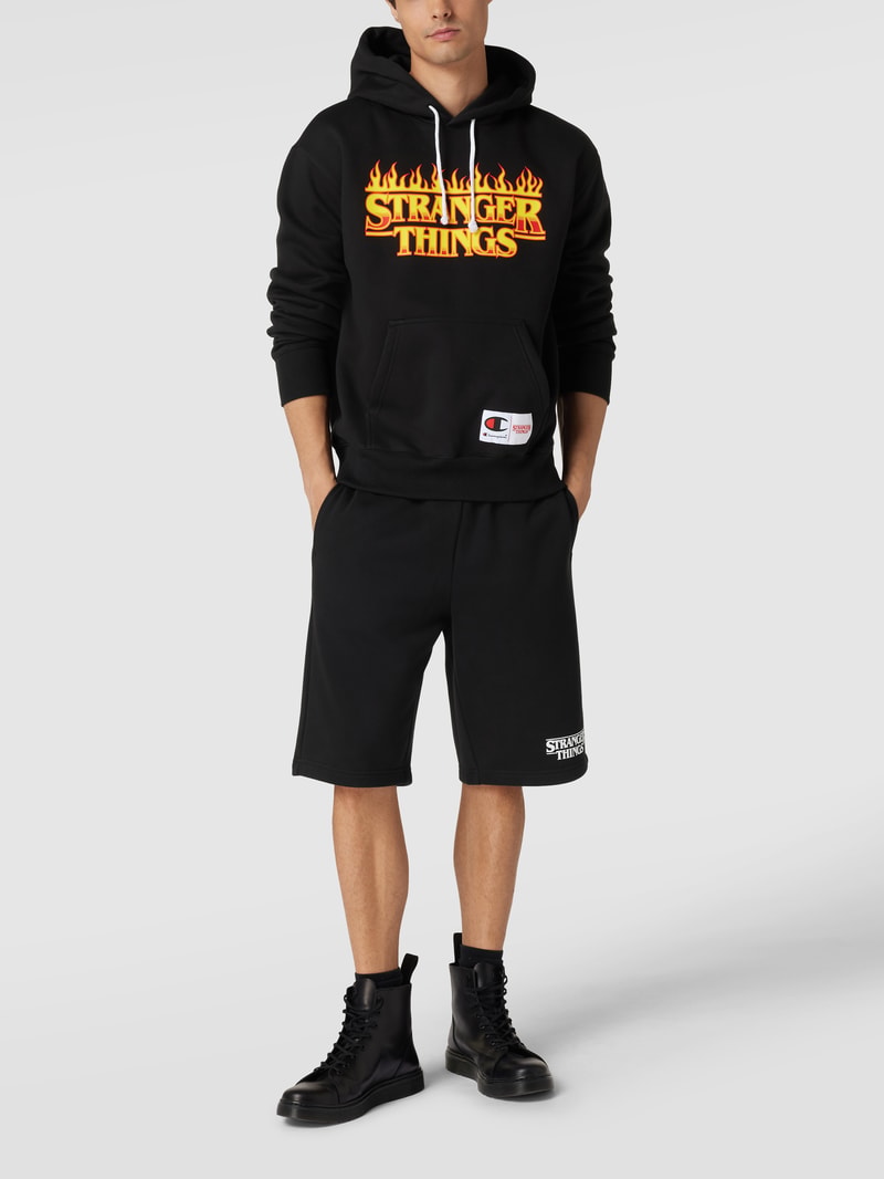 Hoodie mit Logo-Stitching - Champion x Stranger Things in metallic schwarz