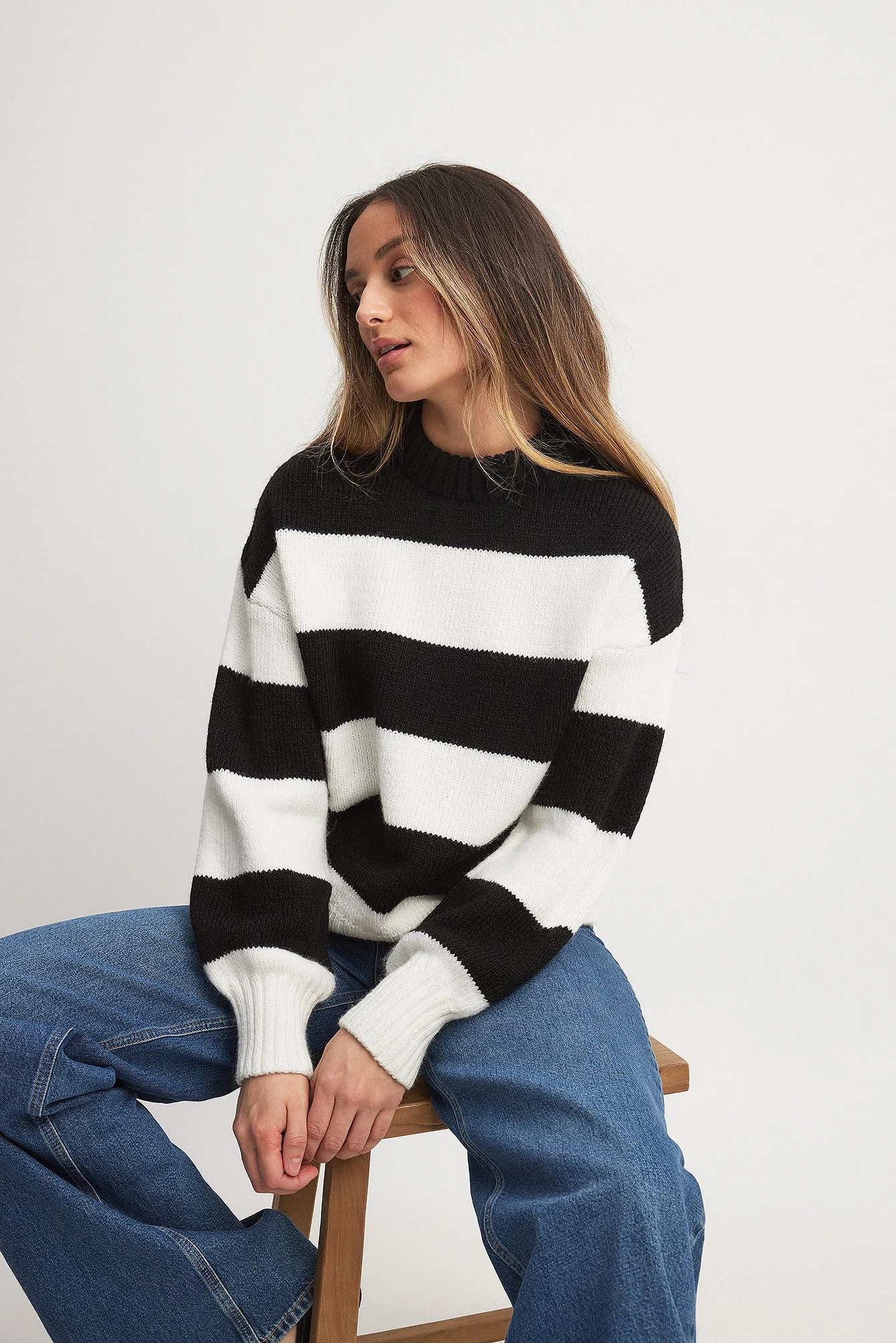 Gestreifter Strickpullover mit rundem Halsausschnitt