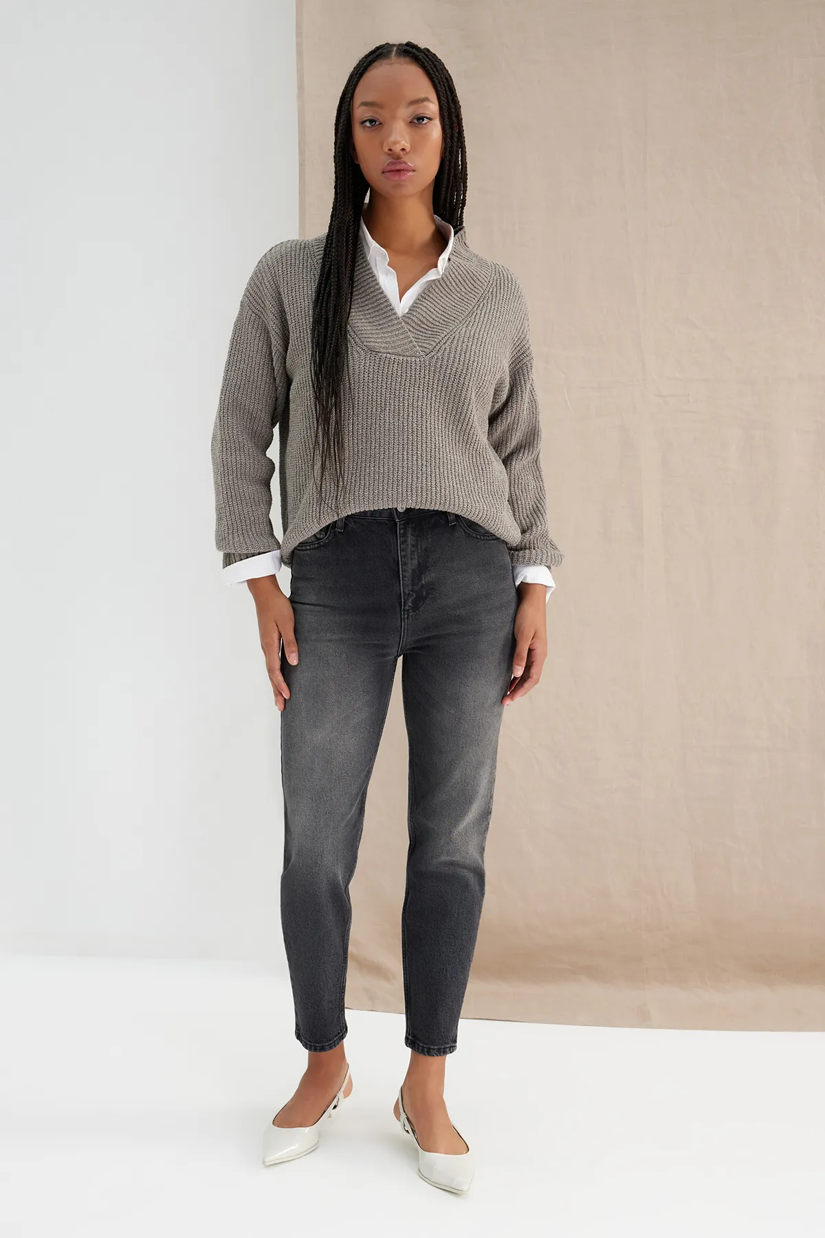 Trendyol Collection  Schwarze Slim Mom-Jeans mit hoher Taille TWOAW24JE00094
