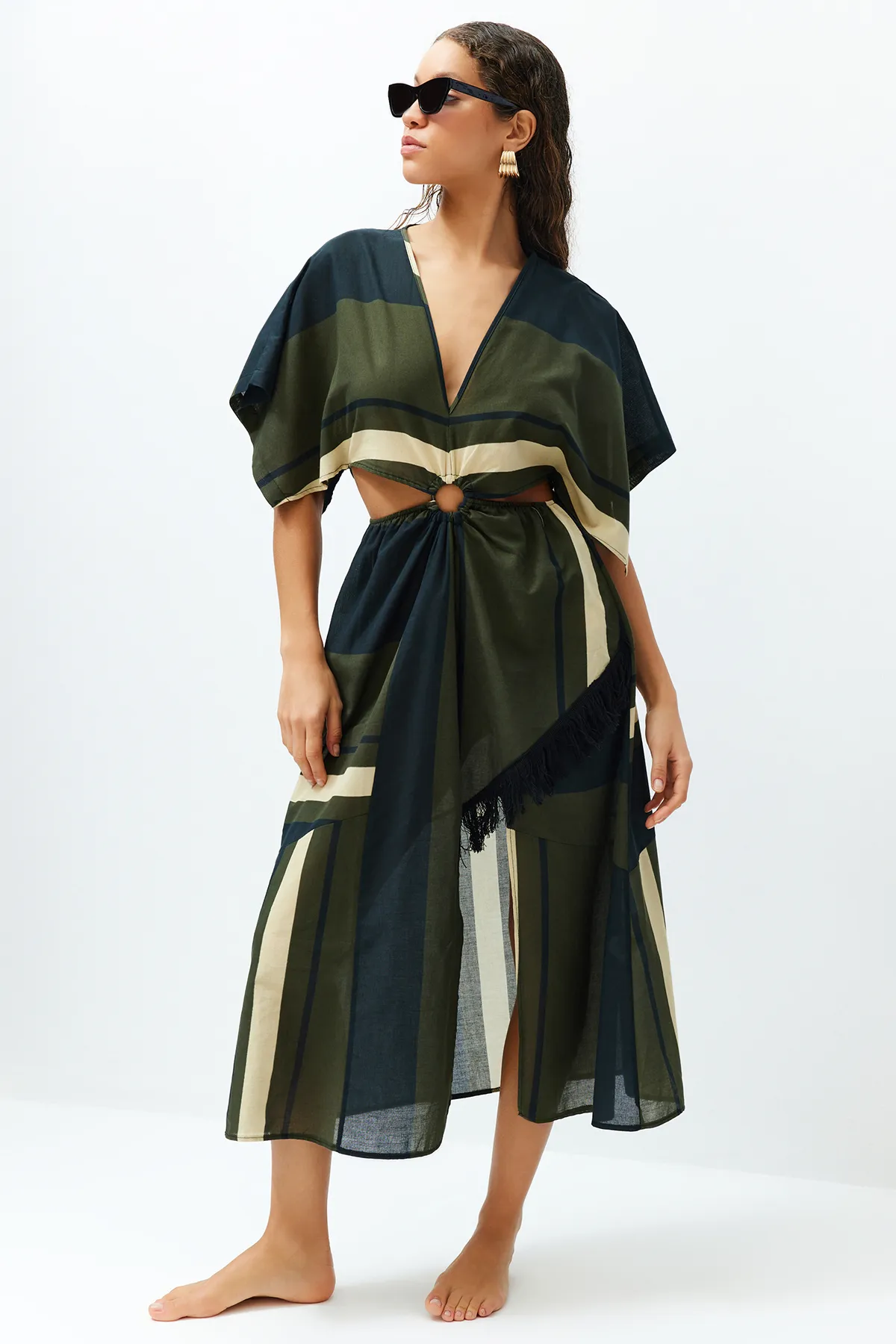 Trendyol Collection  Gestreiftes Midi-Strandkleid aus 100 % Baumwolle mit gewebtem Cut-Out/Fenster und weitem Schnitt TBESS24EL00032