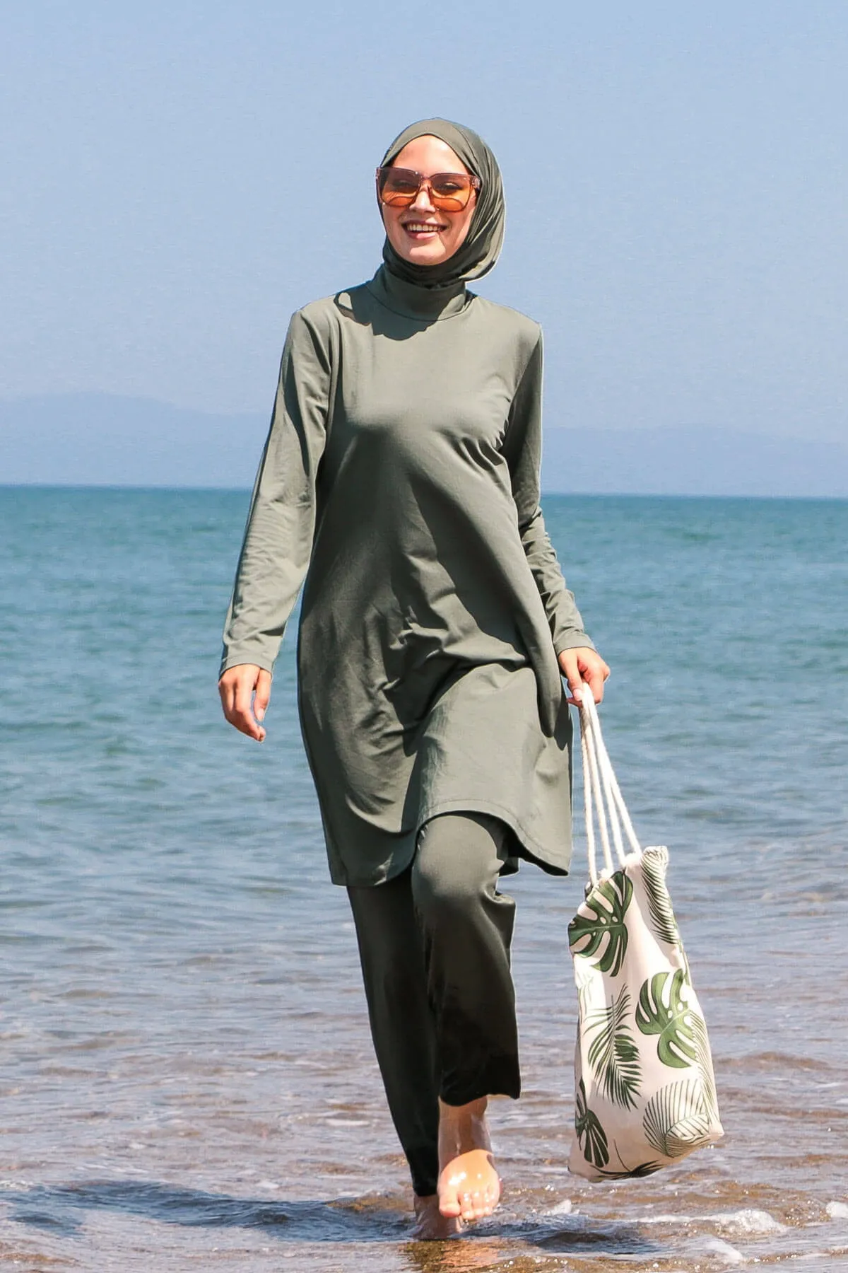 Marina  Dreiteiliger, vollständig bedeckter Hijab-Badeanzug in Khaki, 1969