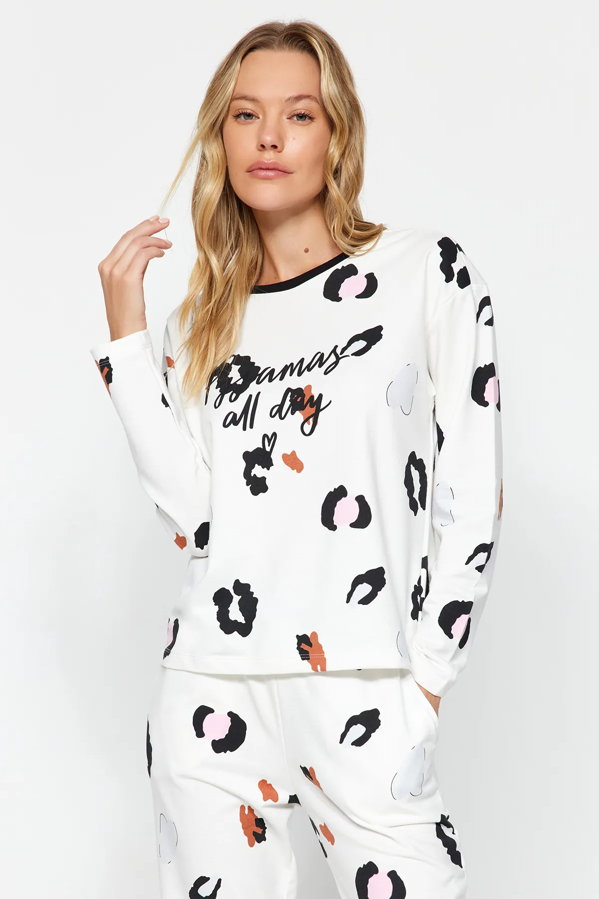 Trendyol Collection  Weißes T-Shirt-Jogger-Strick-Pyjama-Set aus 100 % Baumwolle mit Leopardenmuster und Slogan THMAW24PT00211