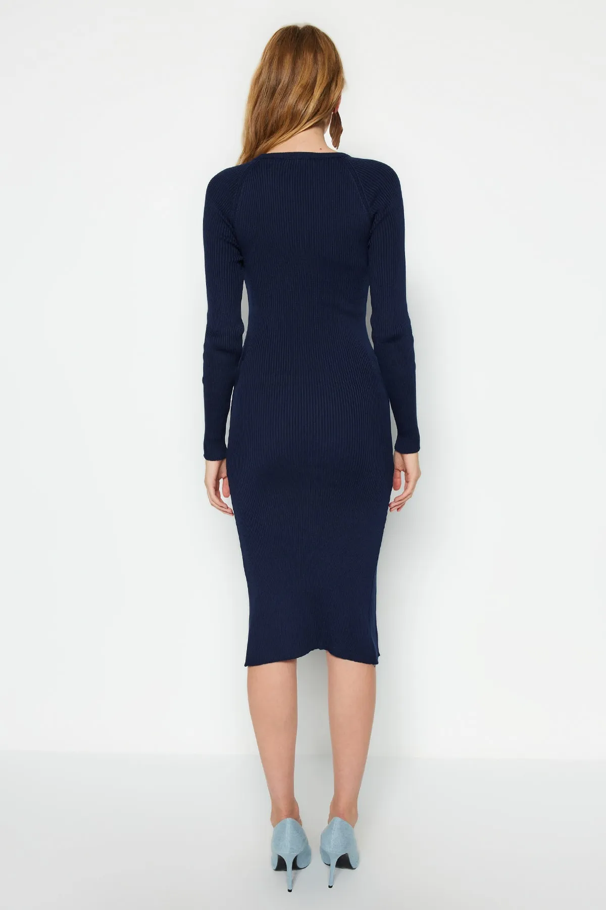 Trendyol Collection  Marineblaues Midi-Strickkleid mit Rundhalsausschnitt TWOAW23EL00023