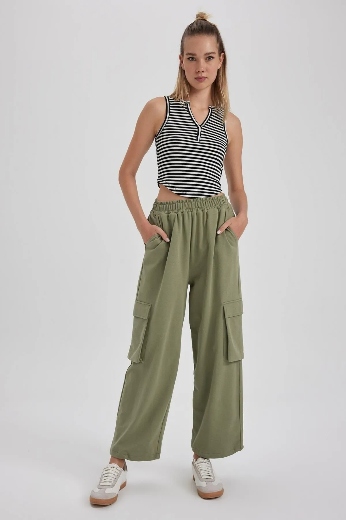 DeFacto  Coool Jogger Jogginghose aus dünnem Stoff mit Cargo-Tasche A7458ax23sm
