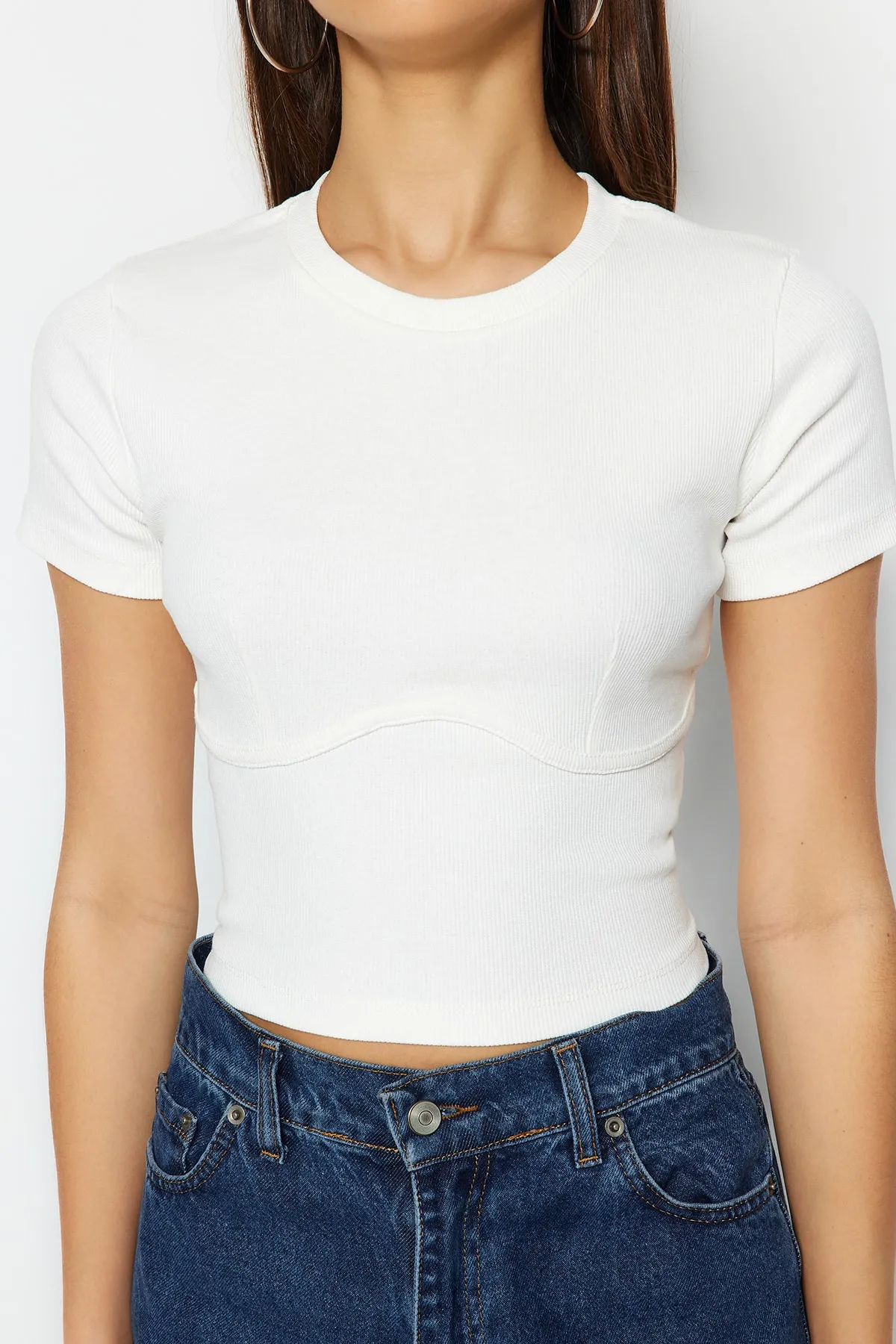 Trendyol Collection  Weiße, gerippte, dehnbare Strickbluse mit Rundhalsausschnitt und detaillierter Paspelierung TWOAW21BZ0638