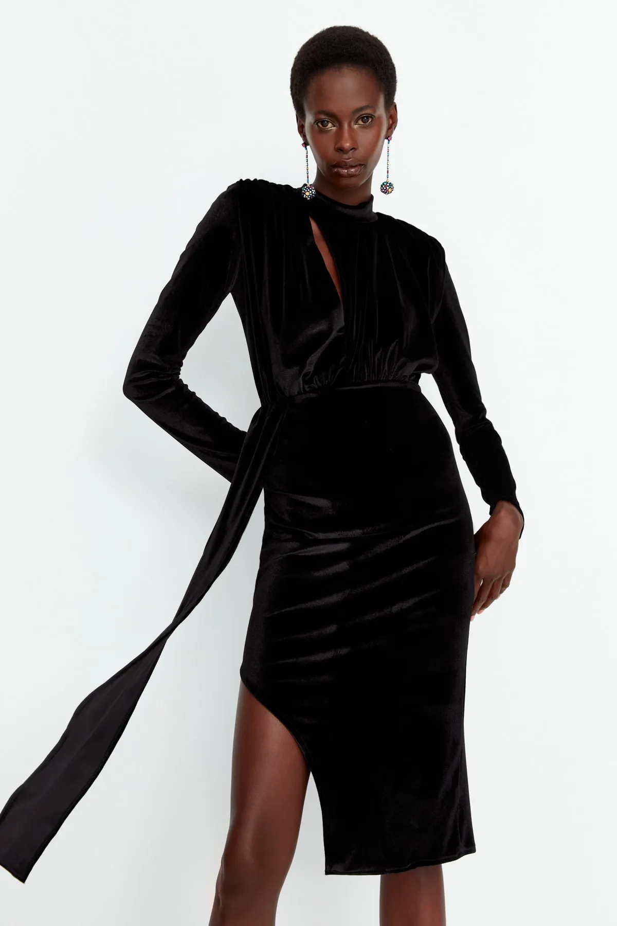 Trendyol Collection  Schwarzes, drapiertes, detailliertes Samt-Abendkleid TPRAW23EL00202