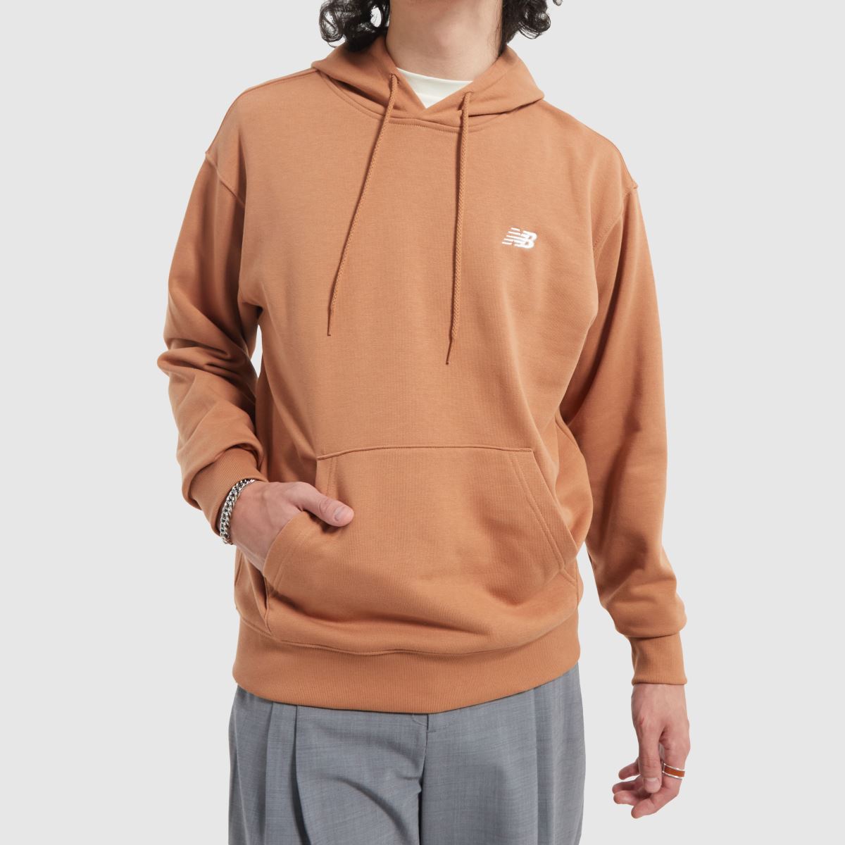 New Balance – Brun huvtröja med liten logotyp i french terry-modell