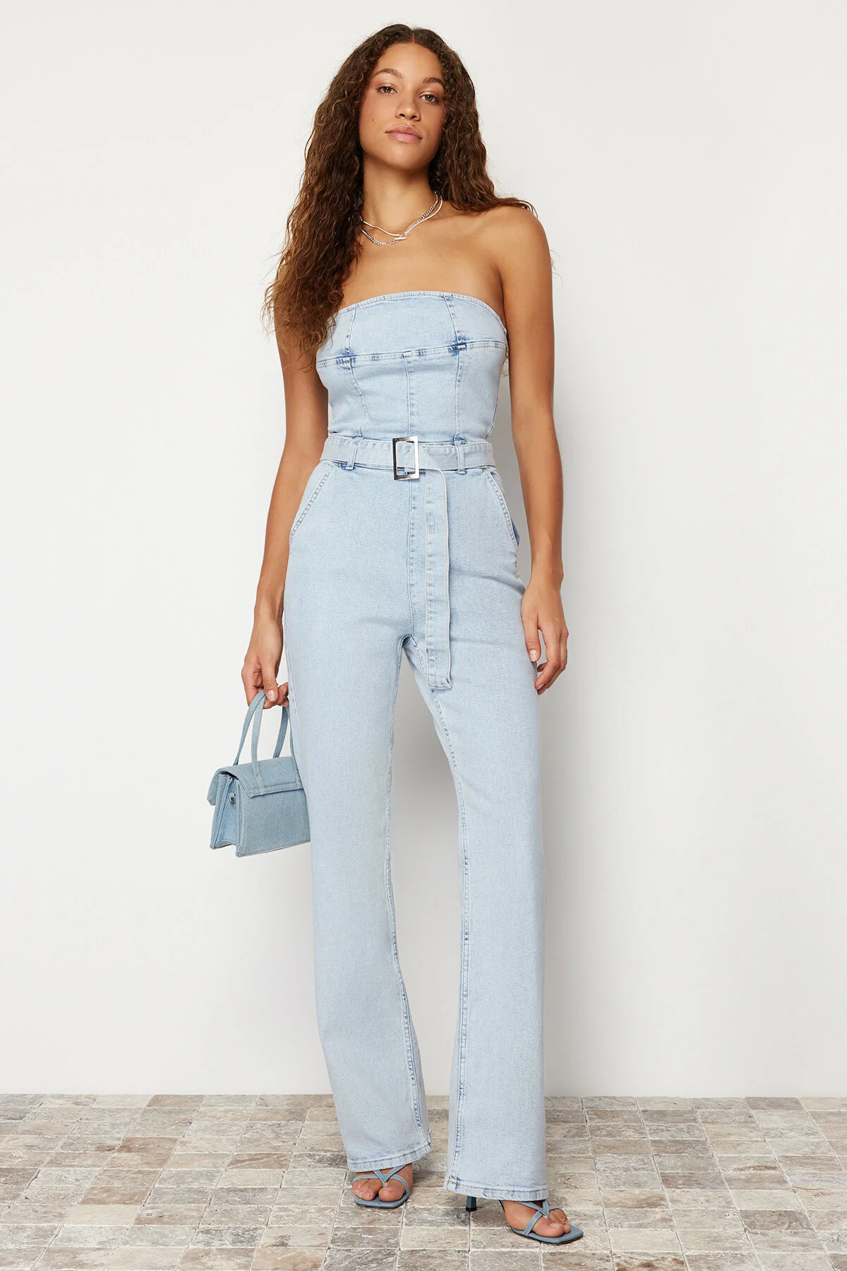 Trendyol Collection  Hellblauer trägerloser Denim-Jumpsuit mit Gürtel TWOSS24TU00023