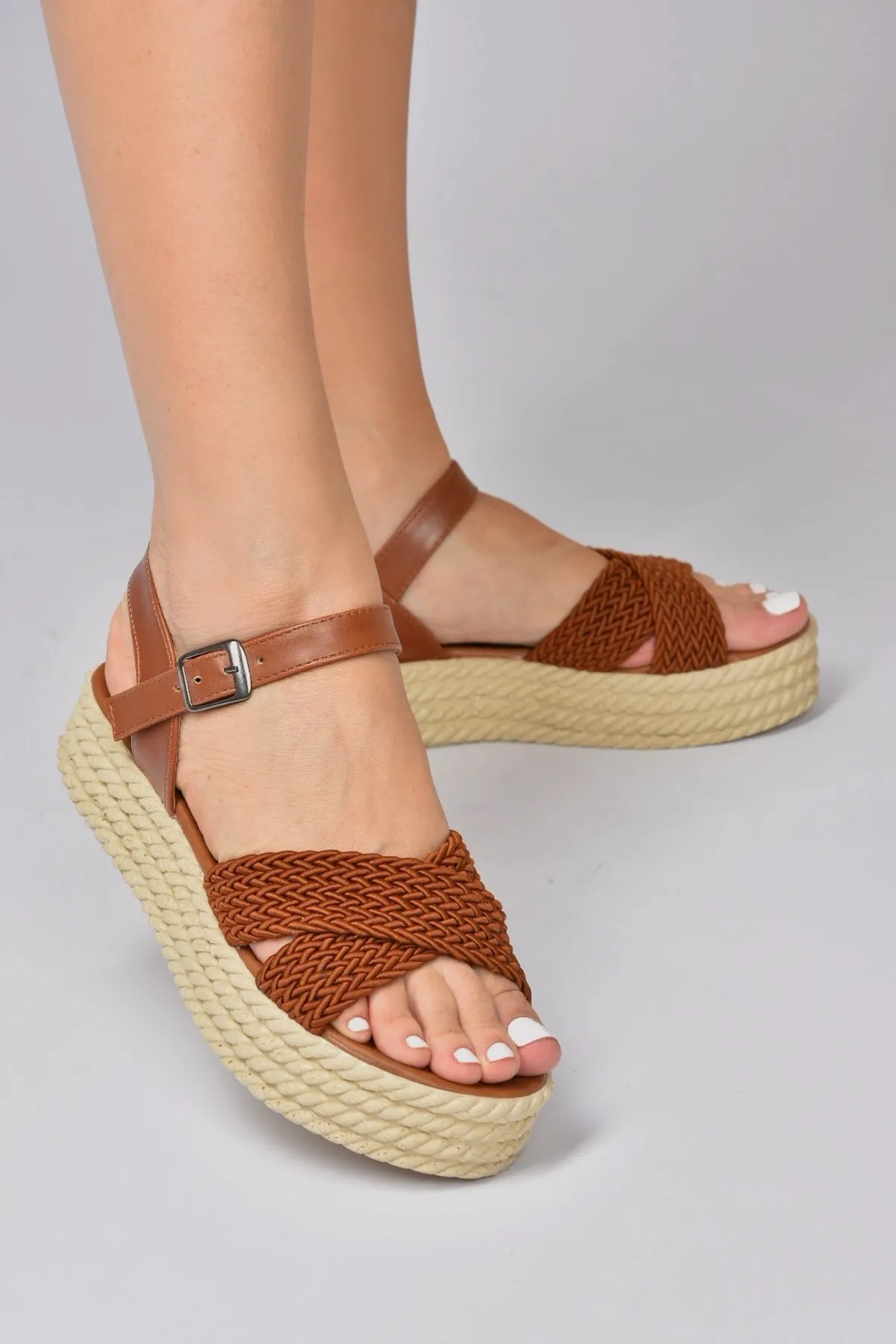 Fox Shoes  Hellbraune Stoff-Damensandalen mit überkreuzten Riemen K250085304