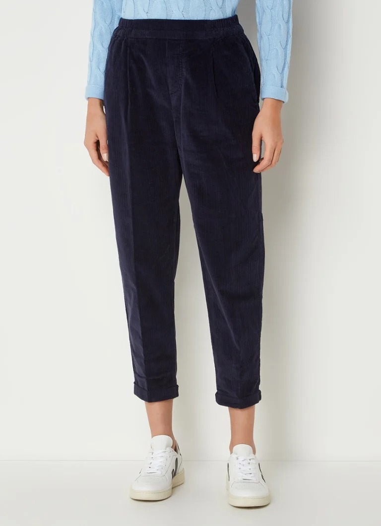 Pantaloni mulați din catifea reiată, cu talie înaltă și croială scurtă pe picior, de la Benetton.