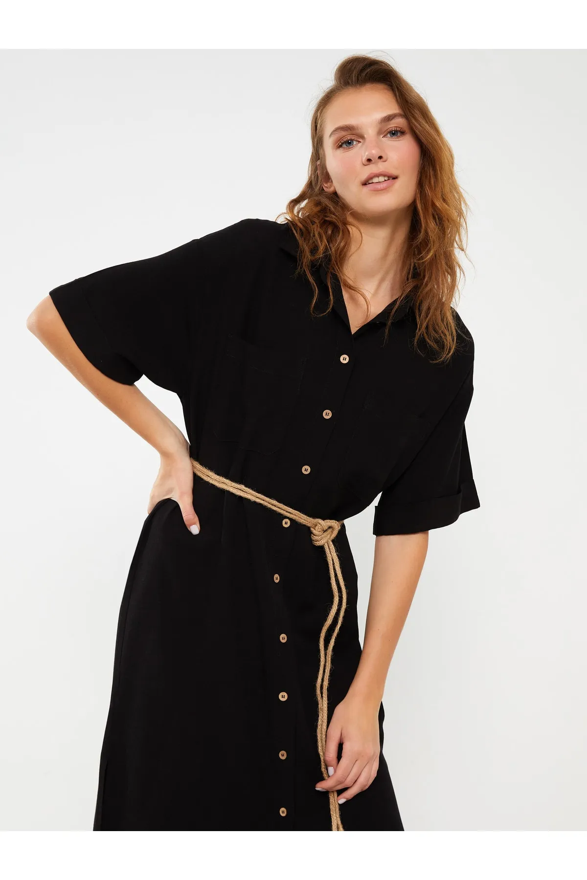 LC Waikiki  Einfarbiges, kurzärmliges Damenkleid mit Hemdkragen