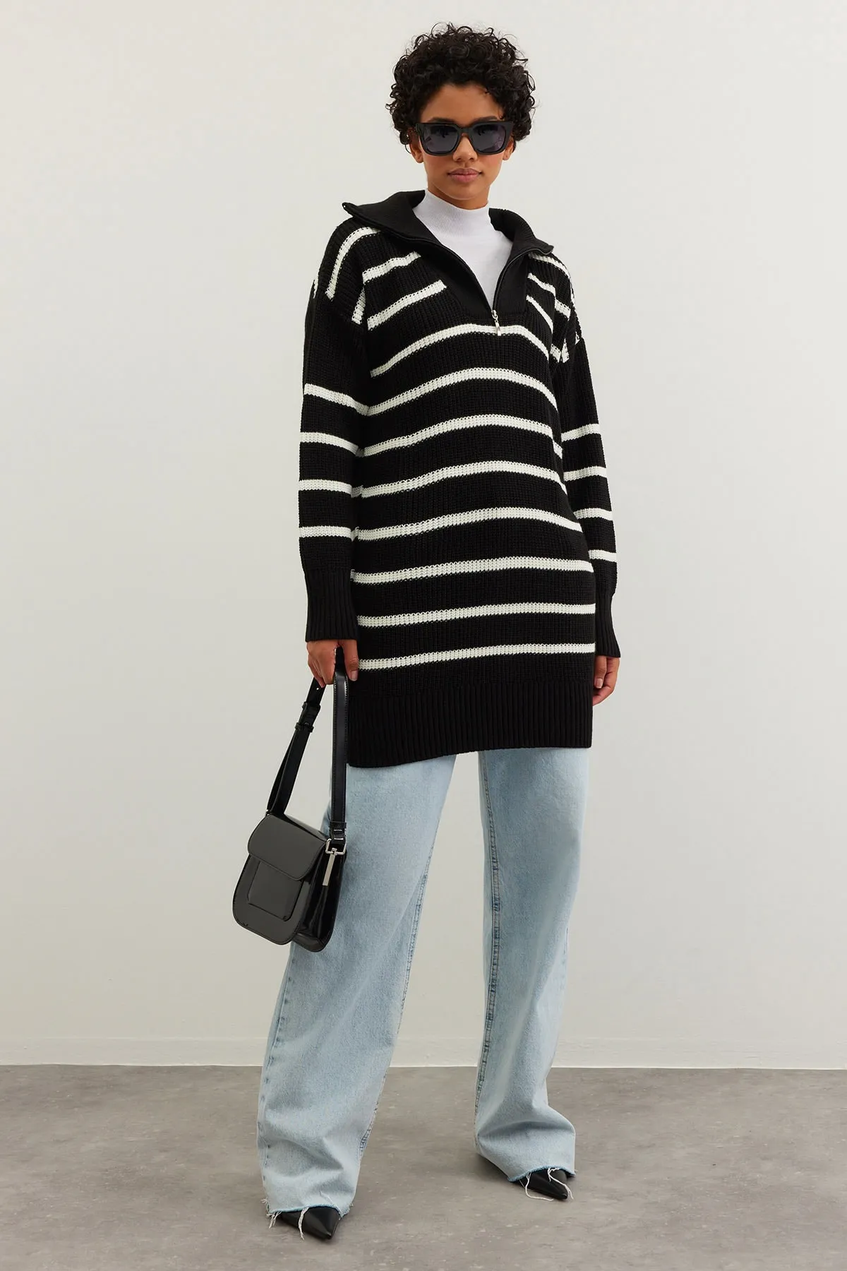 Trendyol Modest  Schwarzer Strickpullover mit gestreiftem Kragen und Reißverschluss TCTAW24AK00037