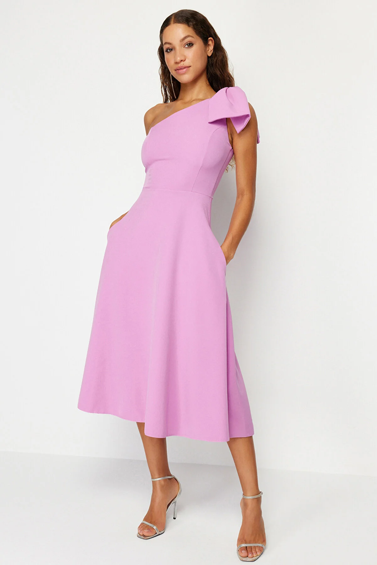 Trendyol Collection  Rosafarbenes elegantes Abendkleid mit Schleife TPRSS24EL00105
