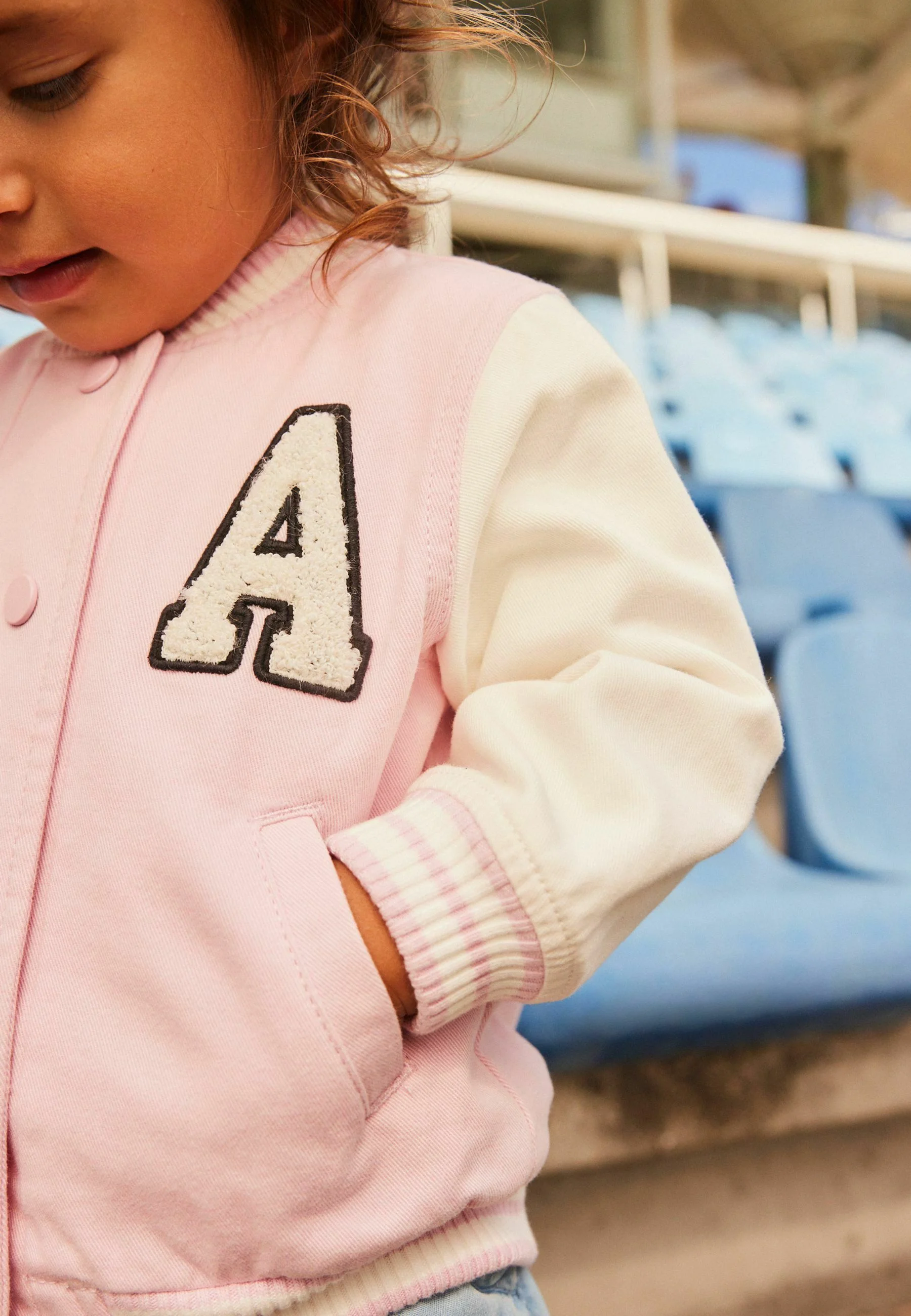 Chaqueta bomber de corte regular universitario