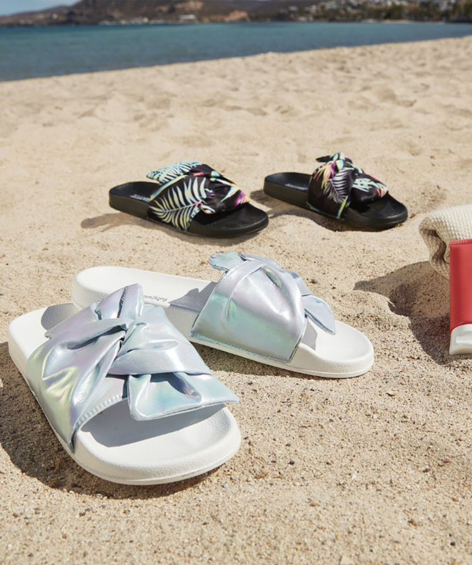 Mules de piscine femme à bandeau drapé – Maui and Sons argent | GEMO