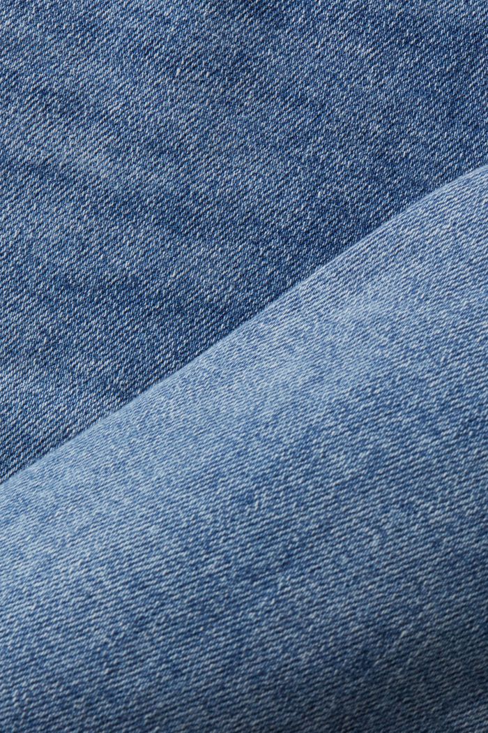 Recycelt: Gerade Jeans mit mittelhohem Bund