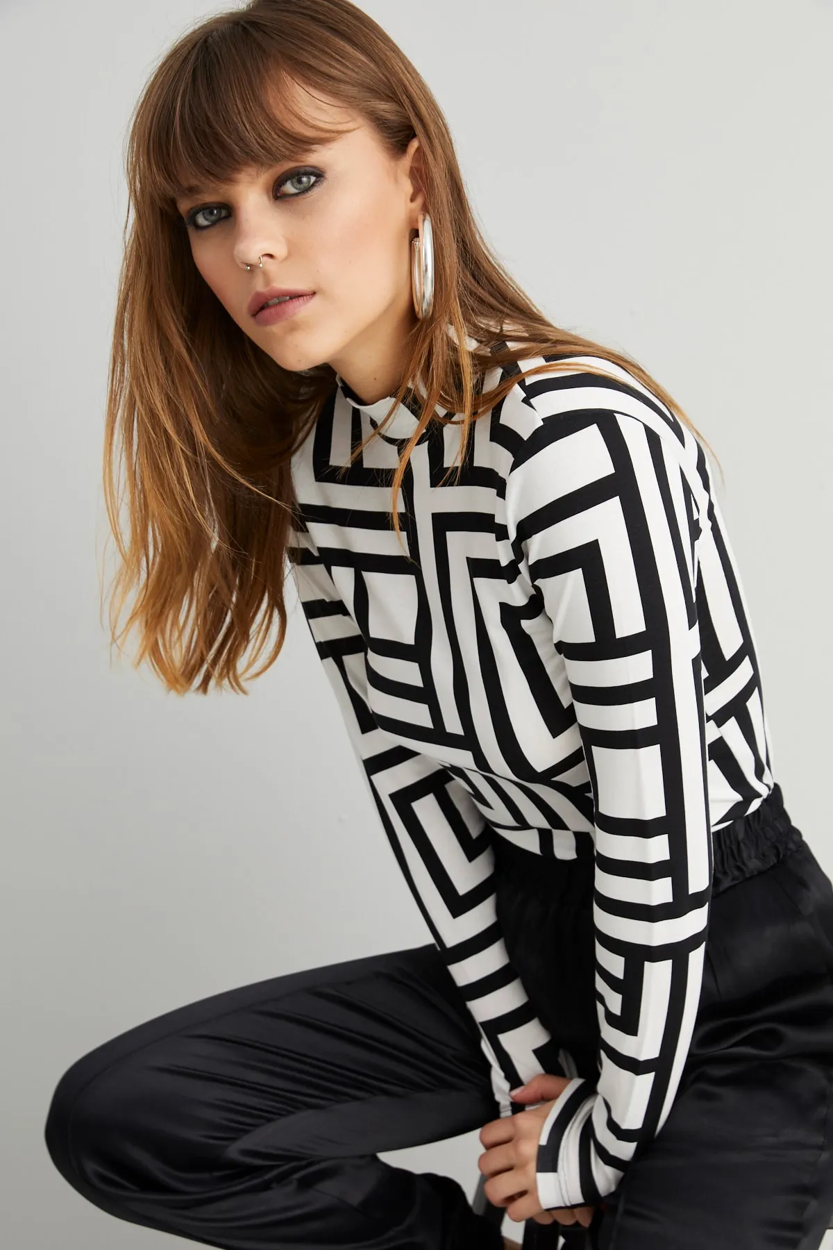 Cool & Sexy  Schwarz-weiße Damenbluse mit halbem Fischermuster LPP1147