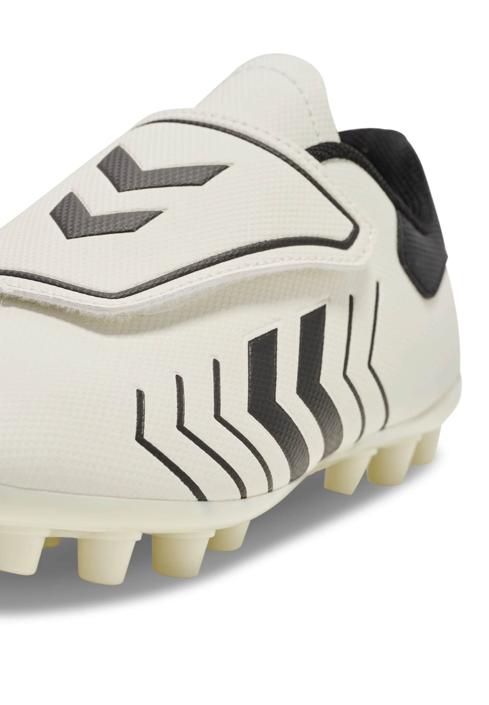 Hummel HATTRICK MG JR UNISEX - Botas de fútbol sala con tacos