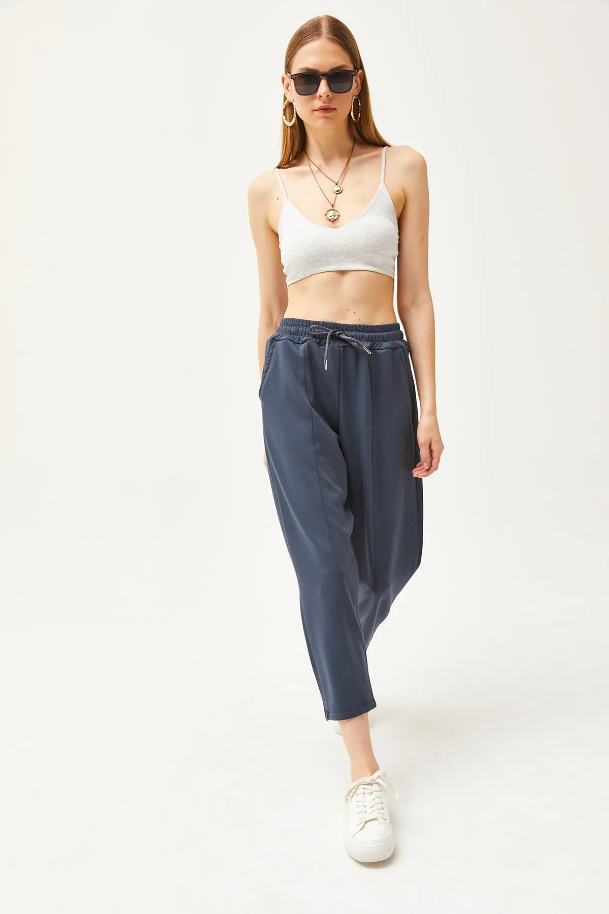 Olalook  Anthrazitfarbene, weich strukturierte Modal-Jogginghose für Damen mit Taschennähten EŞF-00000069