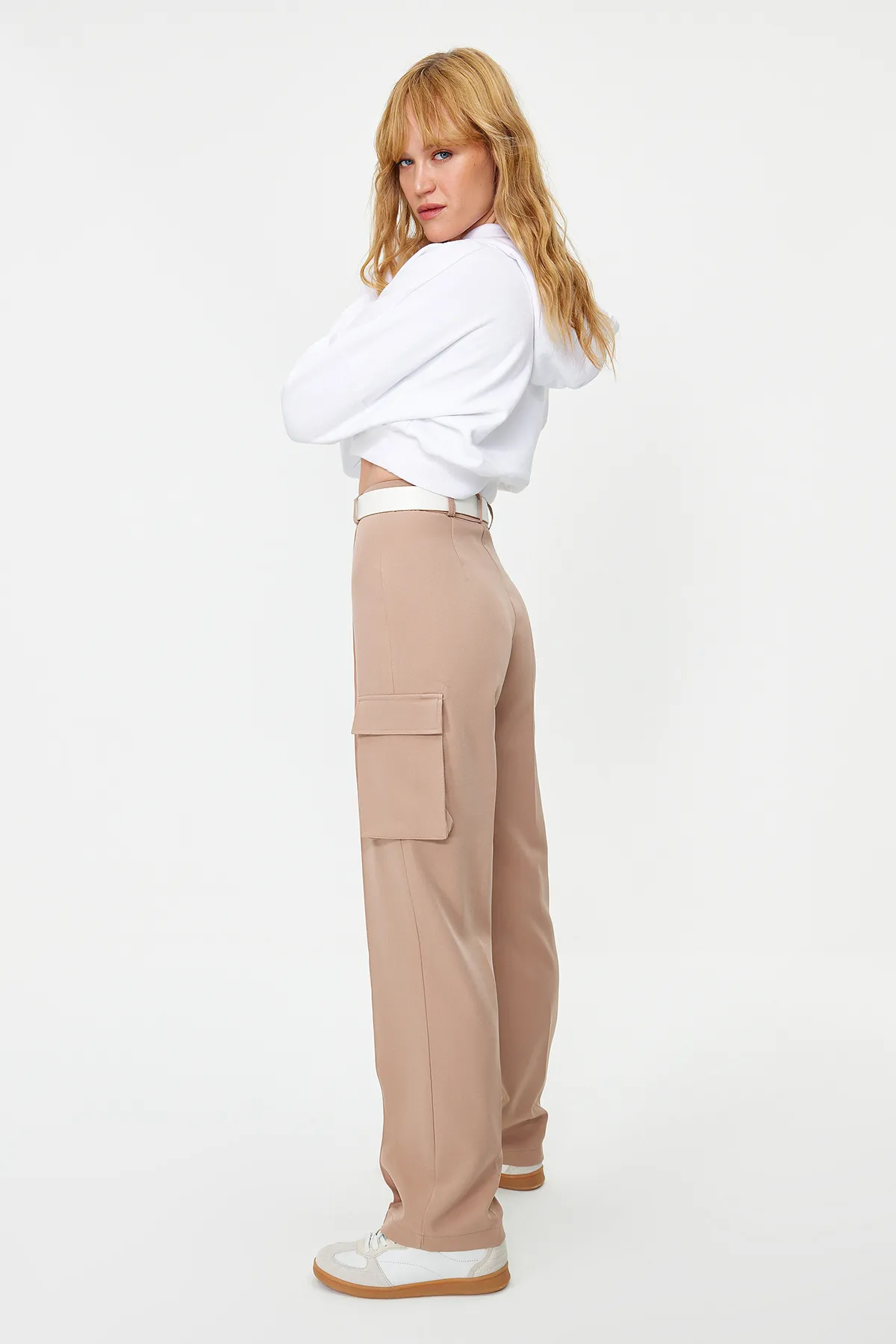 Trendyol Collection  Nerzfarbene, gerade geschnittene, gewebte Cargo-Hose mit doppelten Taschen TWOAW22PL0343