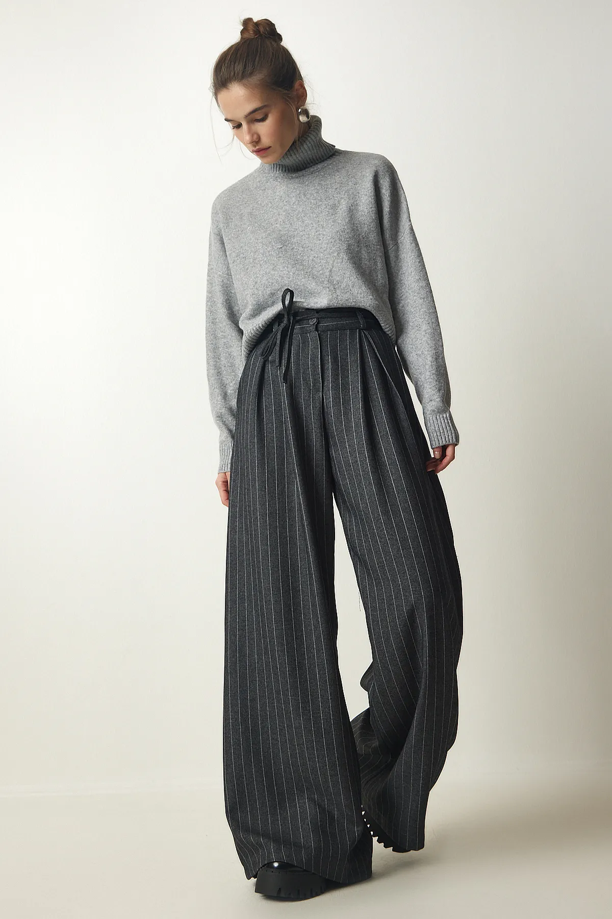 Happiness İstanbul  Dunkelgraue, schlanke, gestreifte, lockere Palazzo-Hose für Damen FN03147