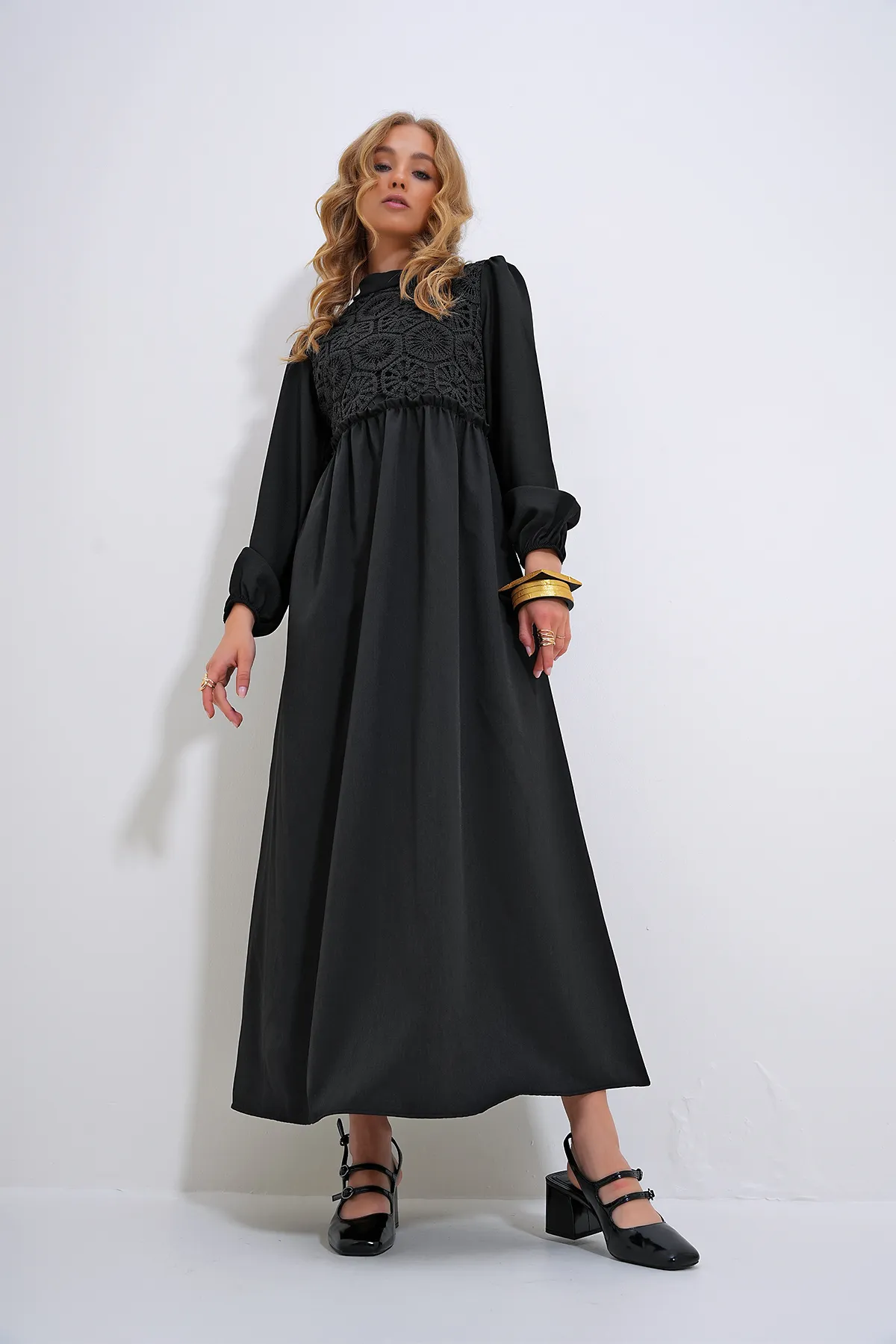Trend Alaçatı Stili  Schwarzes Damen-Kleid mit Stehkragen, gehäkeltem geflochtenem Reißverschluss auf der Rückseite ALC-X12025
