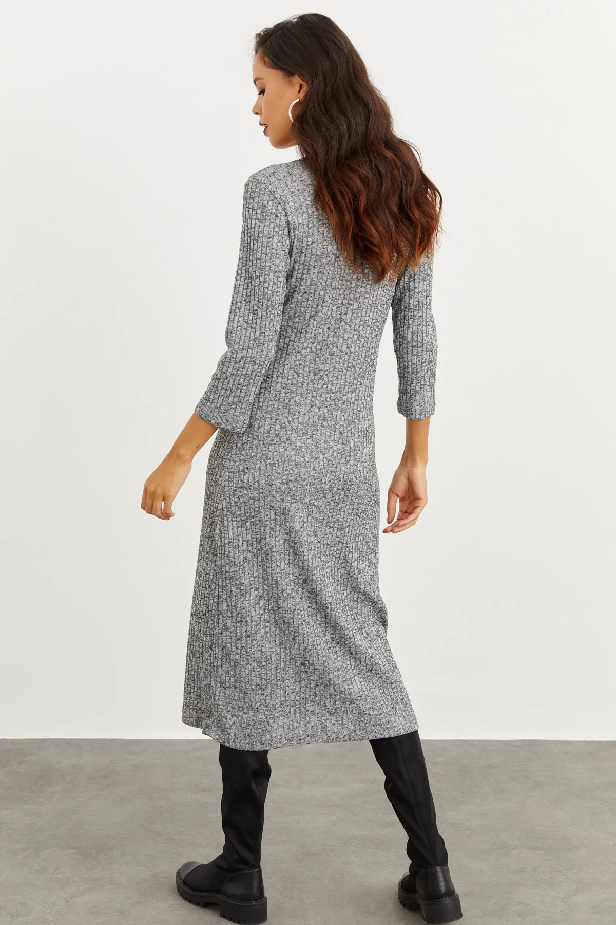 Cool & Sexy  Graues Damenkleid mit Knöpfen İZ02464710