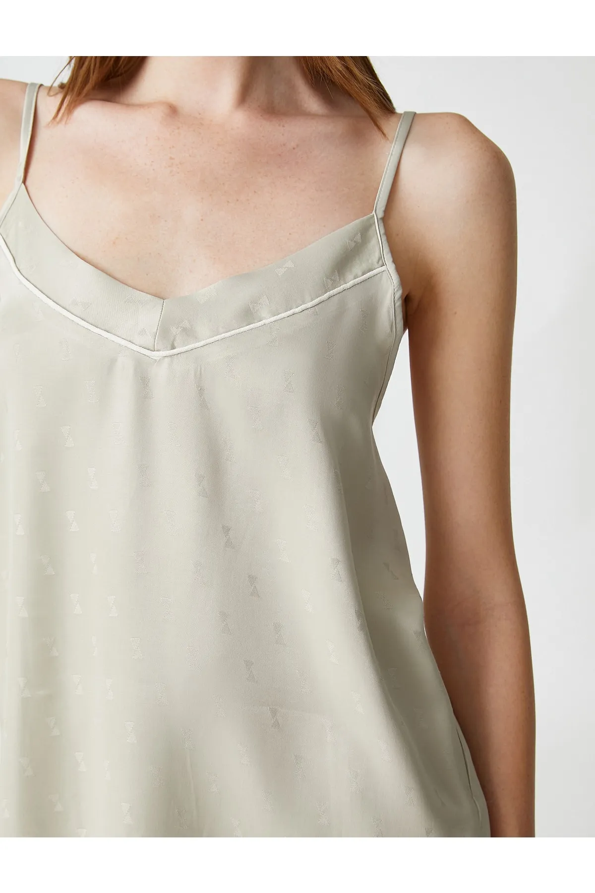 Koton  Satin-Pyjama-Oberteil mit Trägern, Jacquard-V-Ausschnitt
