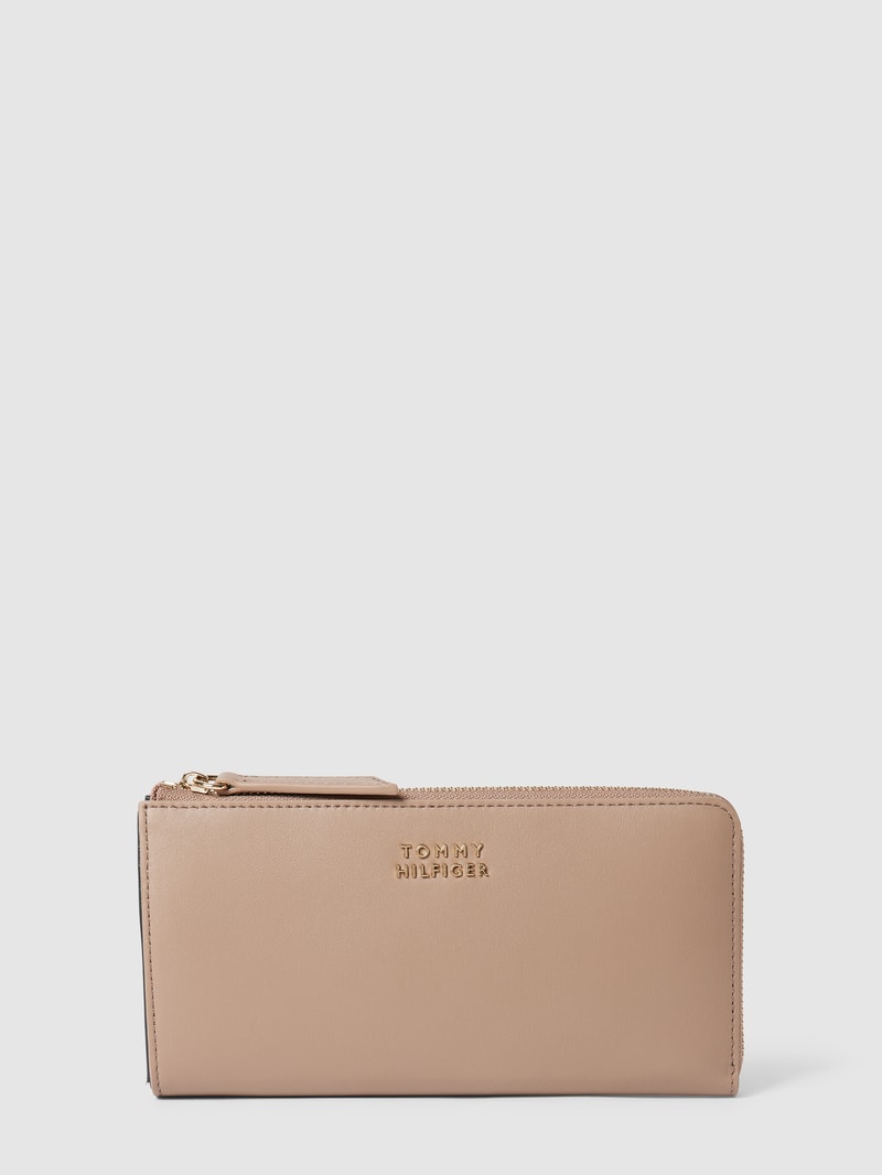 Portemonnaie mit Label-Applikation in taupe